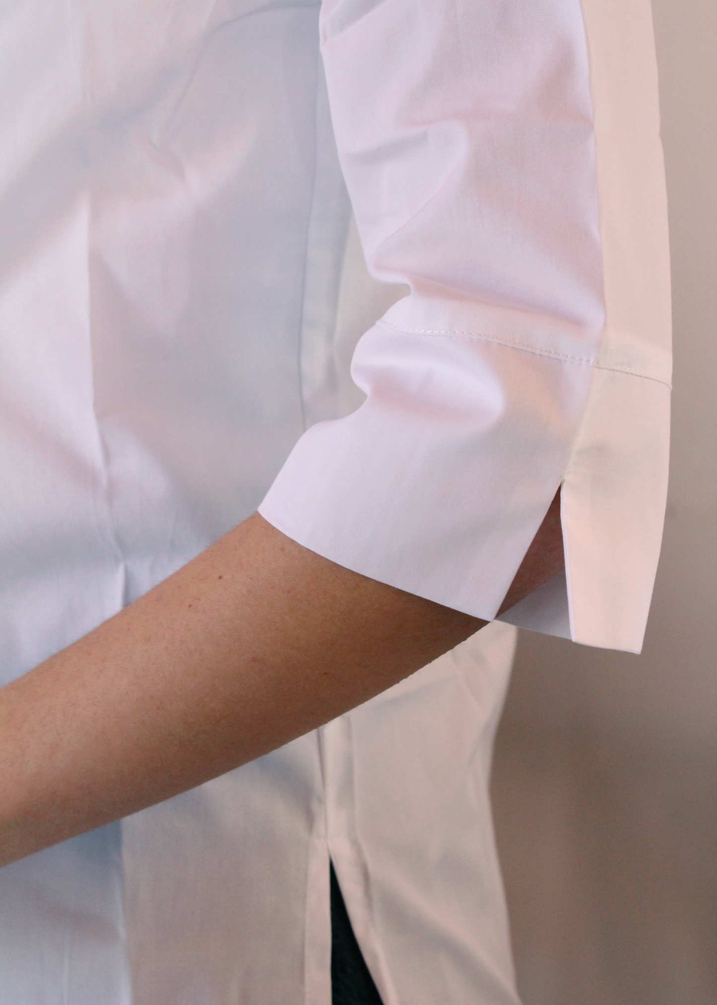 Camicia artigianale in 100% cotone, leggera e traspirante, disponibile in tinta unita rosa, bianco e blu. Design sofisticato con collo alla coreana e dettagli plissettati sul petto. Maniche a 3/4, perfetta per le mezze stagioni. Realizzata con cura dalla maglieria artigianale di Genova di Strike Inside. Made in Italy.