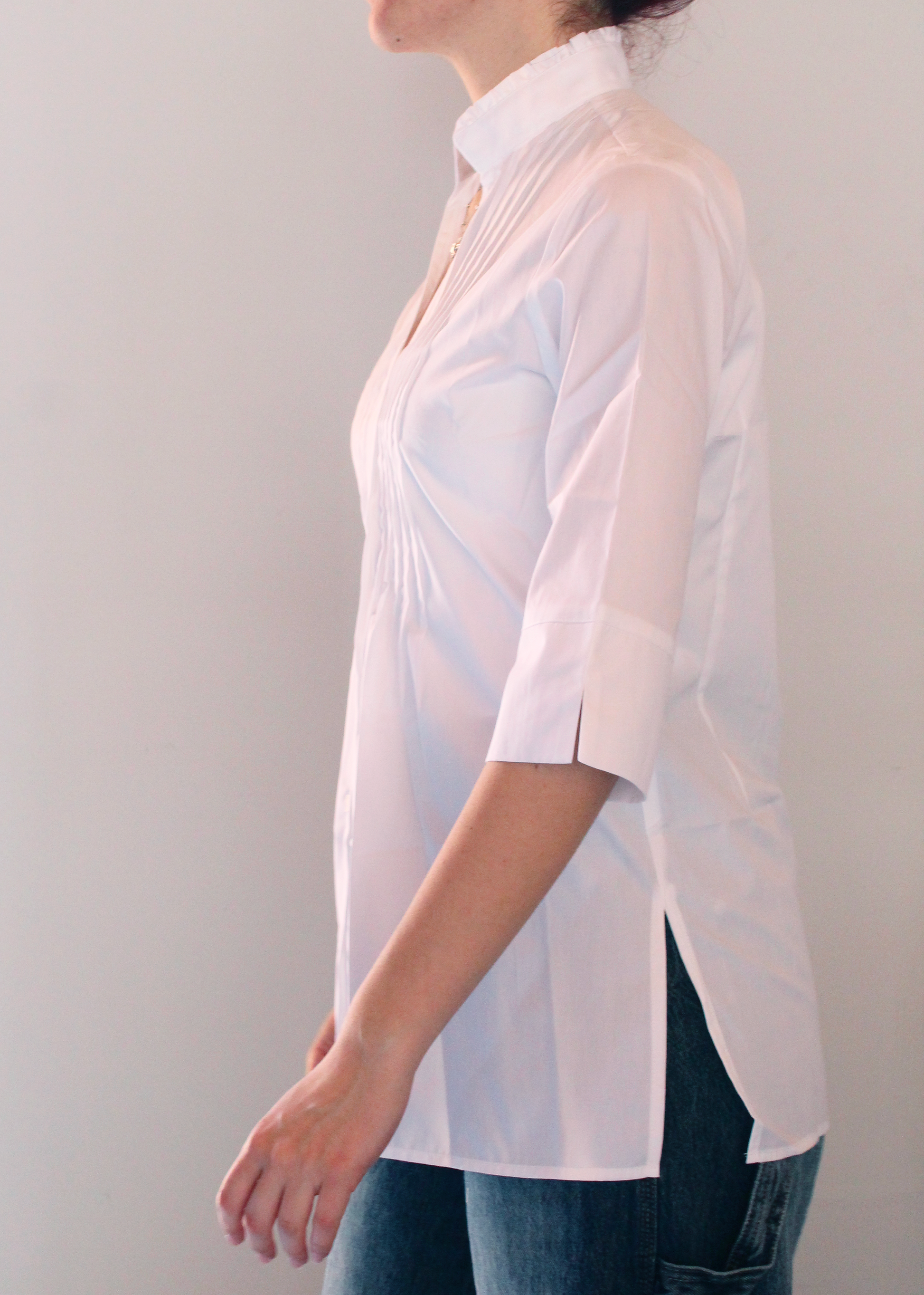 Camicia artigianale in 100% cotone, leggera e traspirante, disponibile in tinta unita rosa, bianco e blu. Design sofisticato con collo alla coreana e dettagli plissettati sul petto. Maniche a 3/4, perfetta per le mezze stagioni. Realizzata con cura dalla maglieria artigianale di Genova di Strike Inside. Made in Italy.