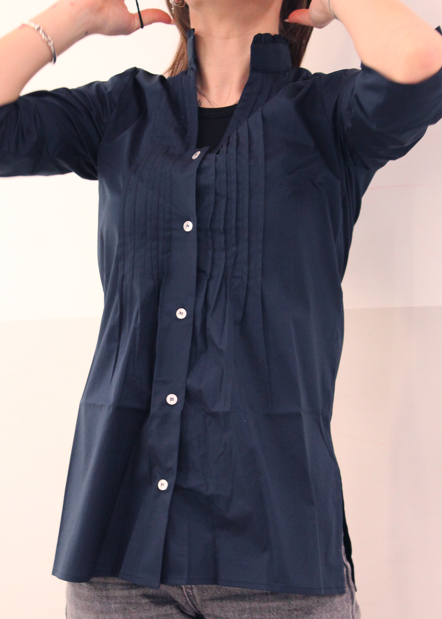 Camicia artigianale in 100% cotone, leggera e traspirante, disponibile in tinta unita blu. Design sofisticato con collo alla coreana e dettagli plissettati sul petto. Maniche a 3/4, perfetta per le mezze stagioni. Realizzata con cura dalla maglieria artigianale di Genova di Strike Inside. Made in Italy.