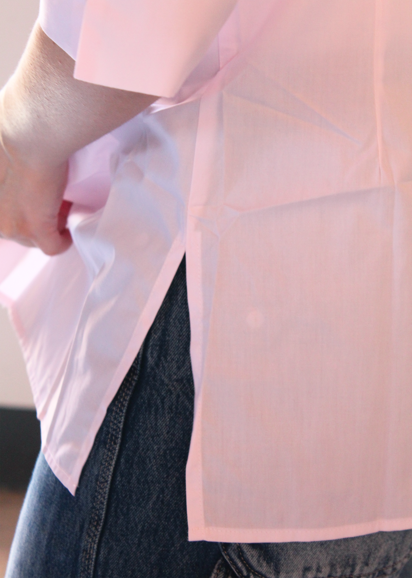 Camicia artigianale in 100% cotone, leggera e traspirante, disponibile in tinta unita rosa, bianco e blu. Design sofisticato con collo alla coreana e dettagli plissettati sul petto. Maniche a 3/4, perfetta per le mezze stagioni. Realizzata con cura dalla maglieria artigianale di Genova di Strike Inside. Made in Italy.