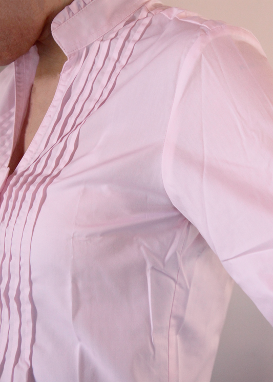 Camicia artigianale in 100% cotone, leggera e traspirante, disponibile in tinta unita rosa, bianco e blu. Design sofisticato con collo alla coreana e dettagli plissettati sul petto. Maniche a 3/4, perfetta per le mezze stagioni. Realizzata con cura dalla maglieria artigianale di Genova di Strike Inside. Made in Italy.