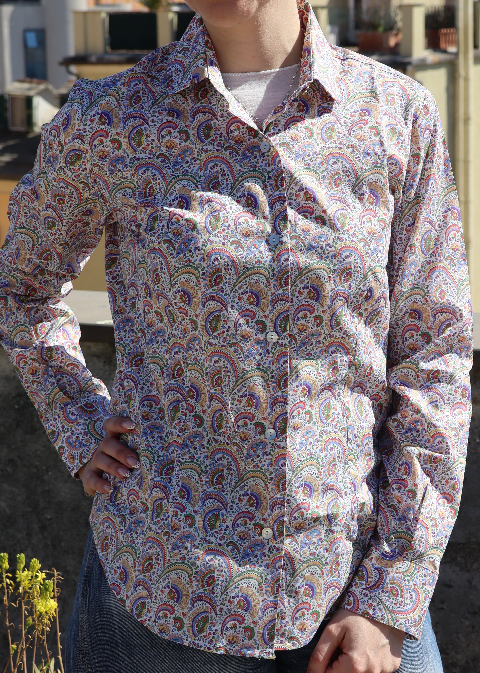 Camicia in cotone Liberty 100% italiana con fantasia astratta delicata, taglio classico, vestibilità confortevole, made in Italy, adatta a look casual e formali, design artigianale senza tempo.