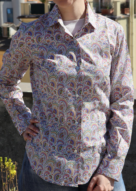 Camicia in cotone Liberty 100% italiana con fantasia astratta delicata, taglio classico, vestibilità confortevole, made in Italy, adatta a look casual e formali, design artigianale senza tempo.