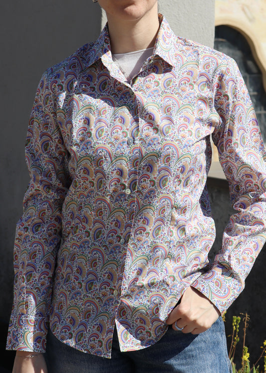 Camicia in cotone Liberty 100% italiana con fantasia astratta delicata, taglio classico, vestibilità confortevole, made in Italy, adatta a look casual e formali, design artigianale senza tempo.