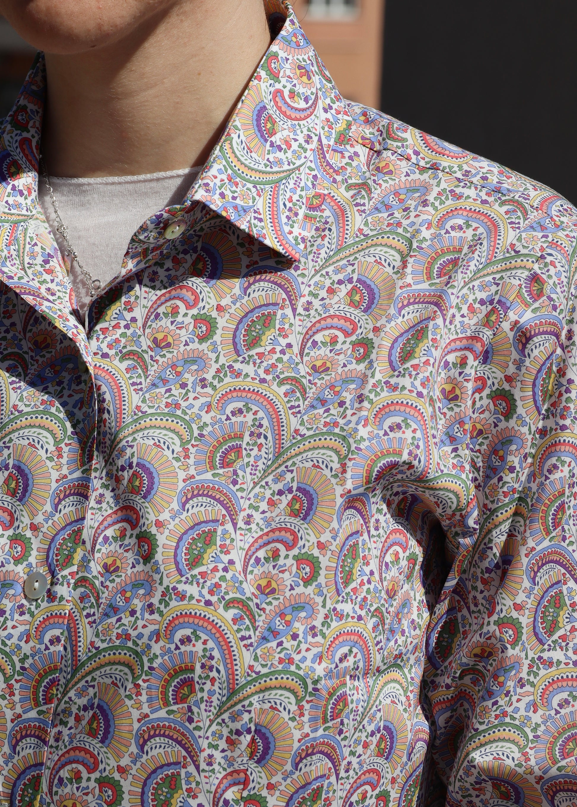 Camicia in cotone Liberty 100% italiana con fantasia astratta delicata, taglio classico, vestibilità confortevole, made in Italy, adatta a look casual e formali, design artigianale senza tempo.