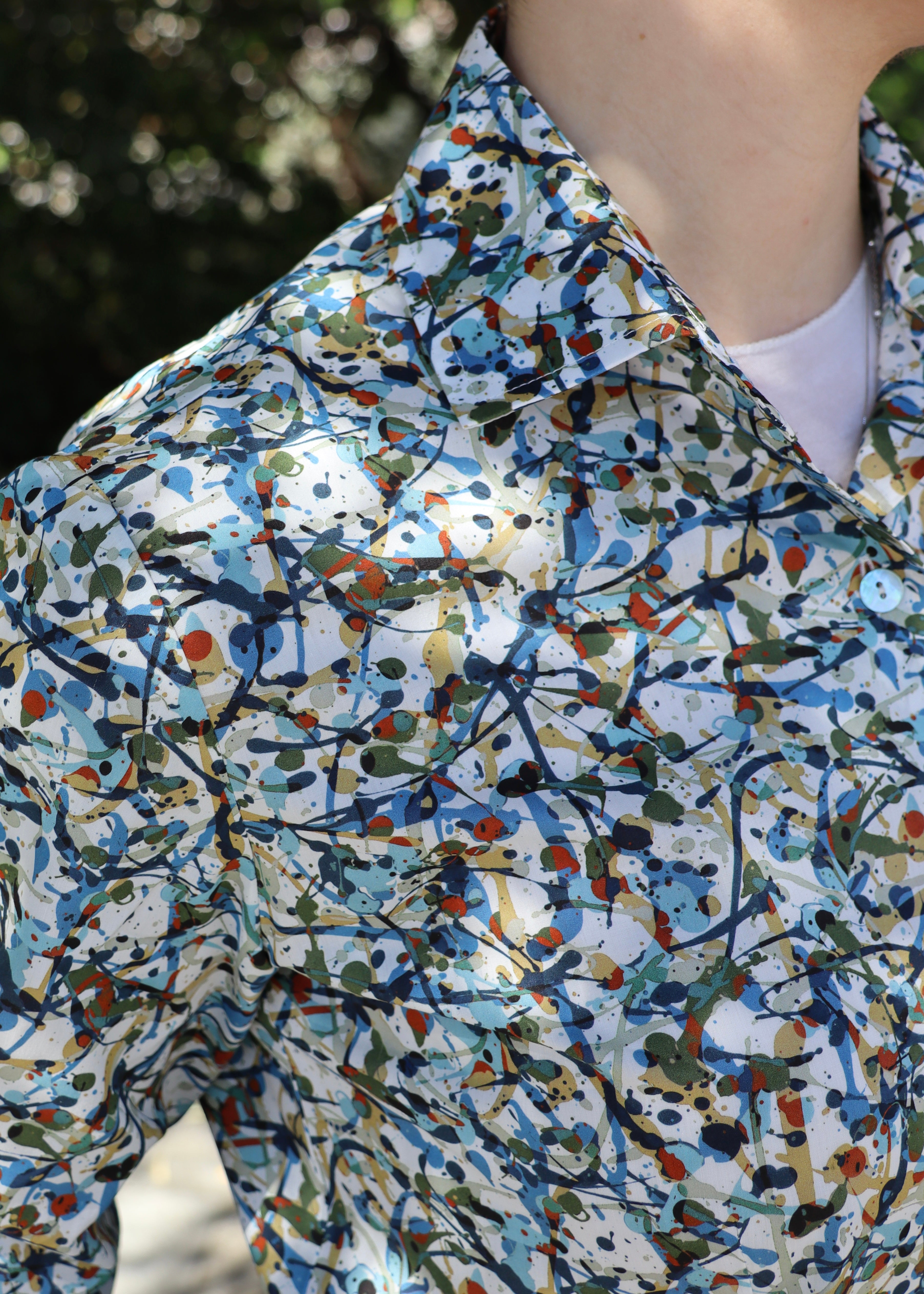 Camicia in cotone Liberty 100% italiana con fantasia astratta delicata, taglio classico, vestibilità confortevole, made in Italy, adatta a look casual e formali, design artigianale senza tempo.