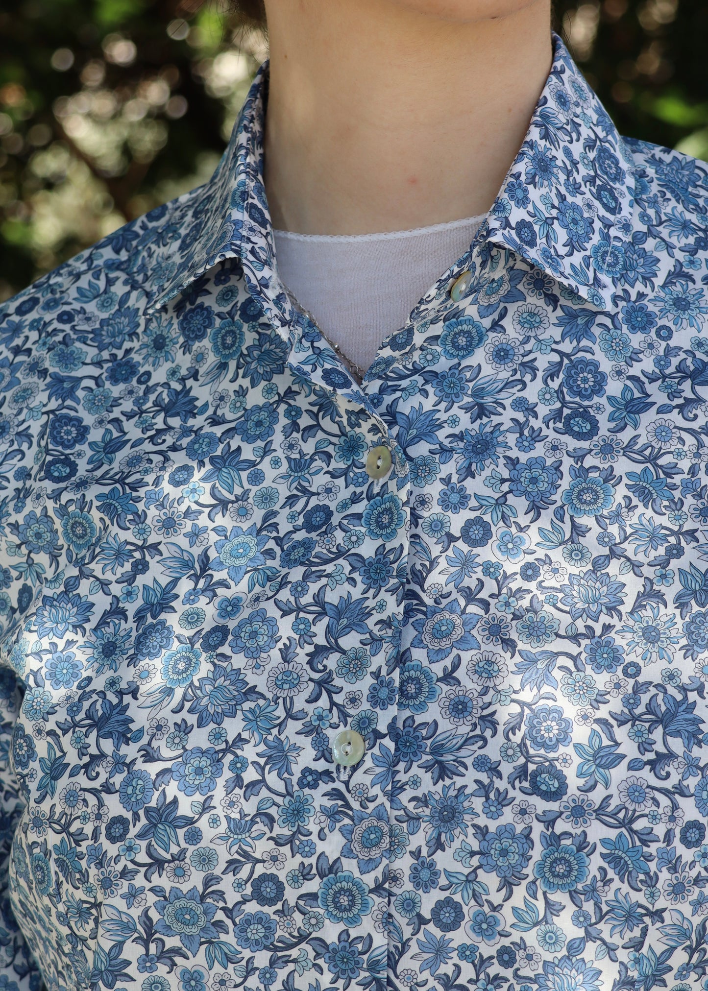 Camicia in cotone Liberty 100% made in Italy con fantasia floreale delicata, design classico e vestibilità comoda, capo artigianale essenziale perfetto per outfit casual e formali.