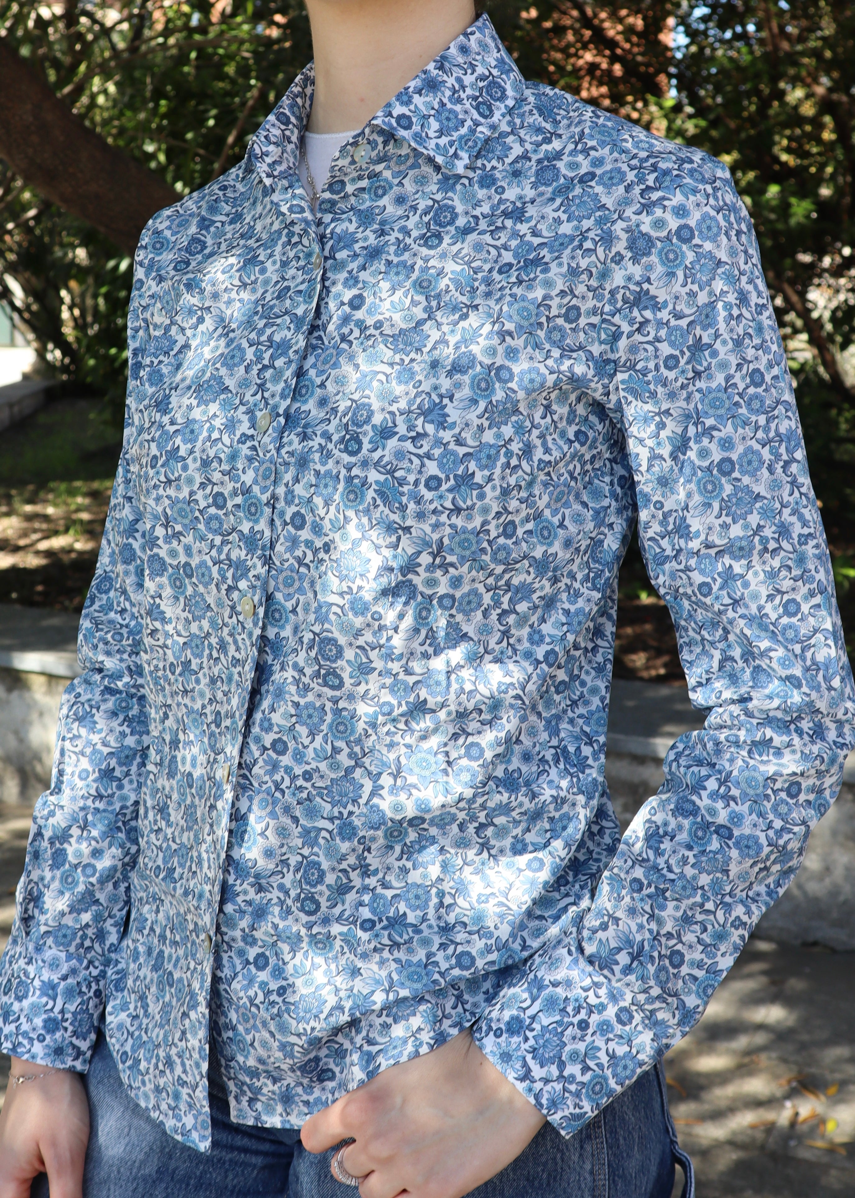 Camicia in cotone Liberty 100% made in Italy con fantasia floreale delicata, design classico e vestibilità comoda, capo artigianale essenziale perfetto per outfit casual e formali.