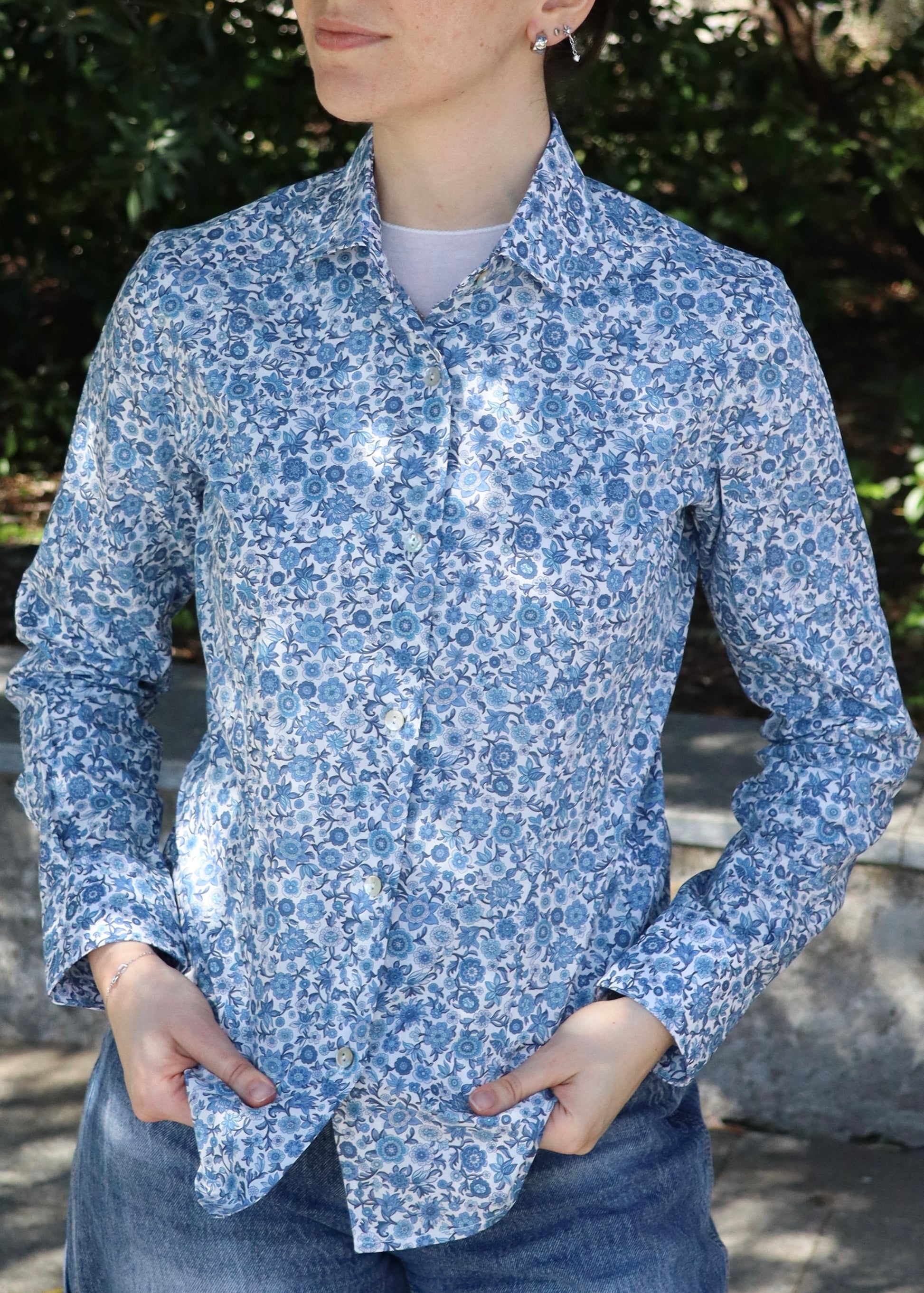 Camicia in cotone Liberty 100% made in Italy con fantasia floreale delicata, design classico e vestibilità comoda, capo artigianale essenziale perfetto per outfit casual e formali.