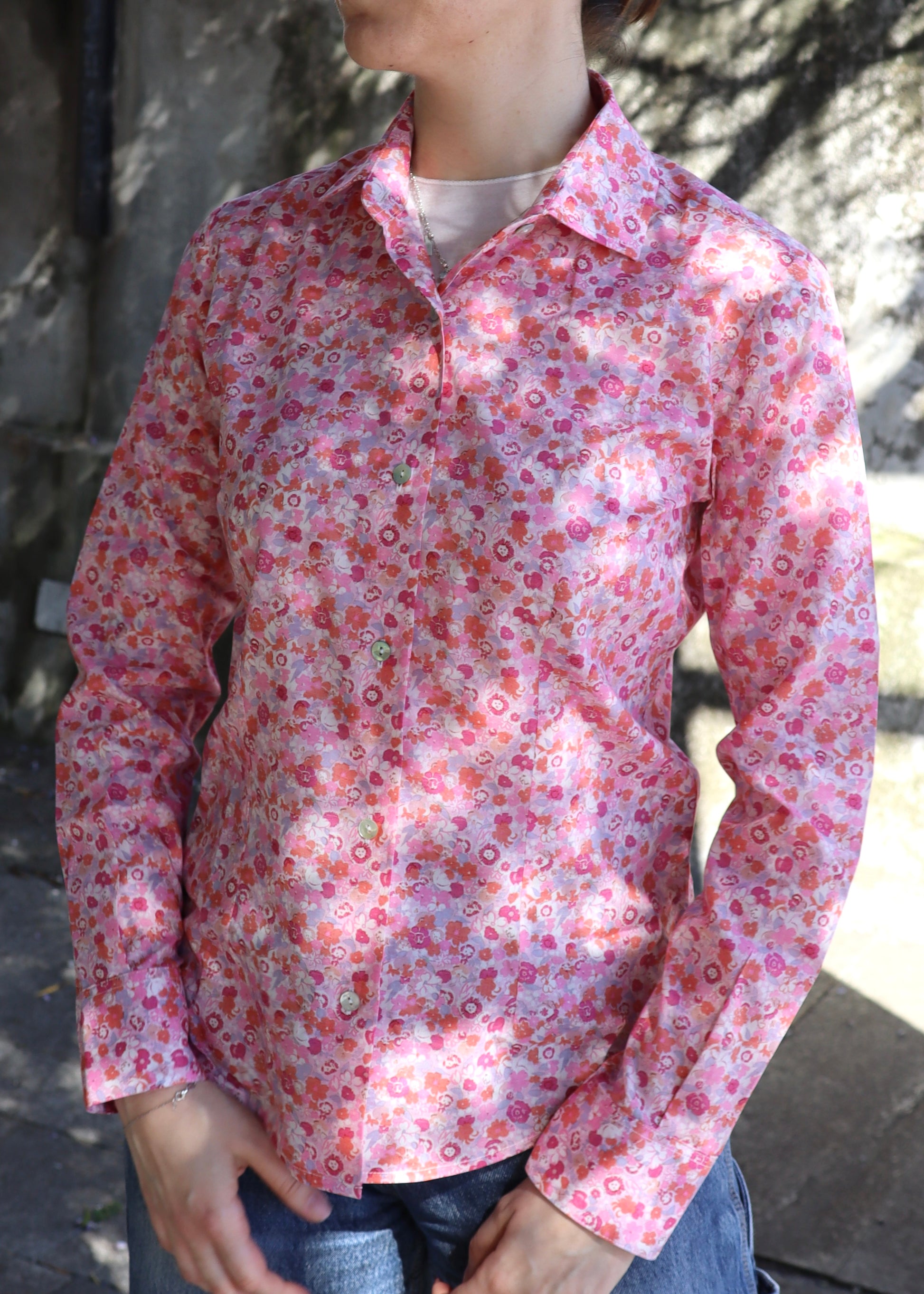 Camicia in cotone Liberty 100% artigianale con fantasia floreale delicata, taglio classico, made in Italy, versatile per look casual e formali, comfort e traspirabilità.