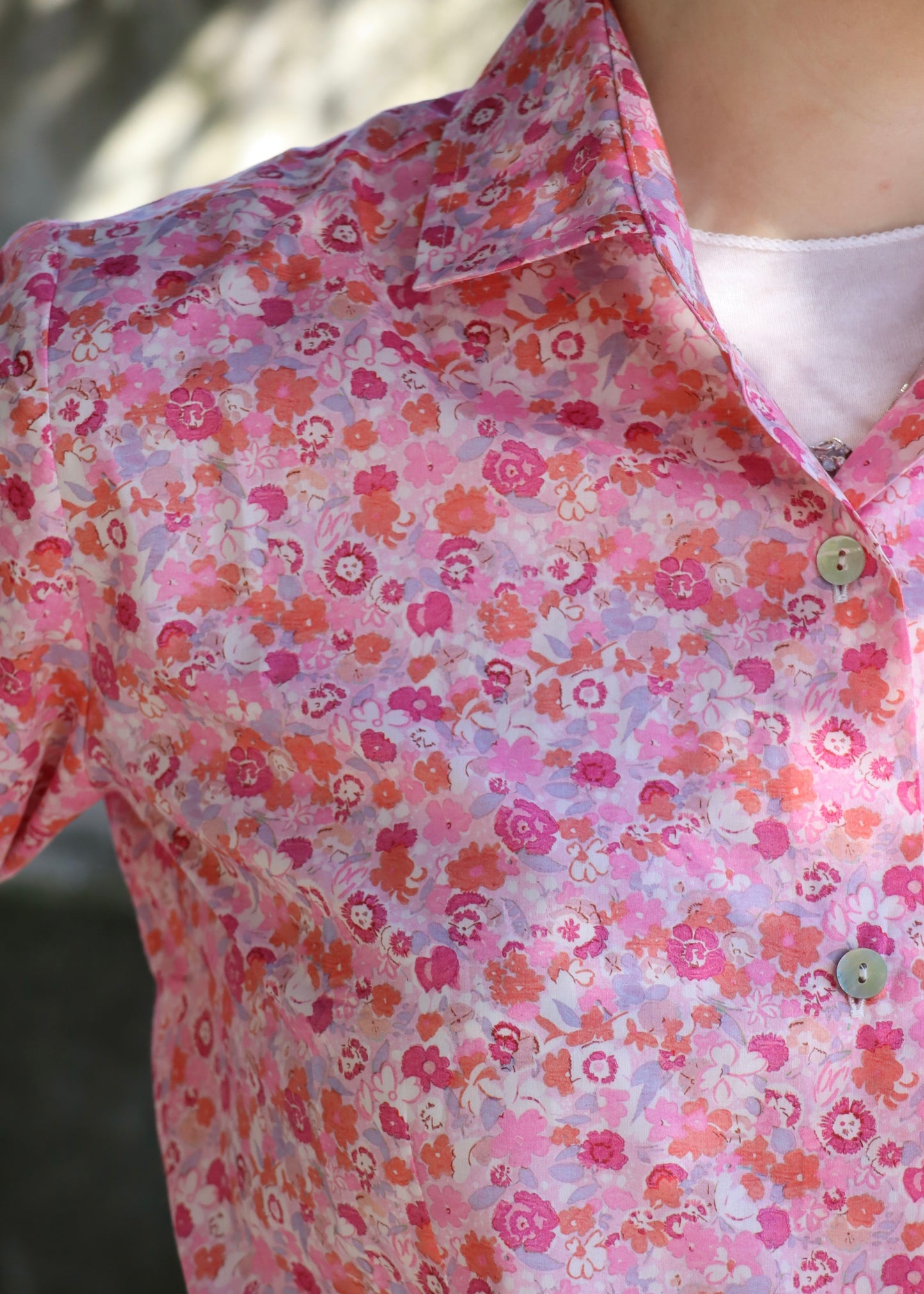 Camicia in cotone Liberty 100% artigianale con fantasia floreale delicata, taglio classico, made in Italy, versatile per look casual e formali, comfort e traspirabilità.