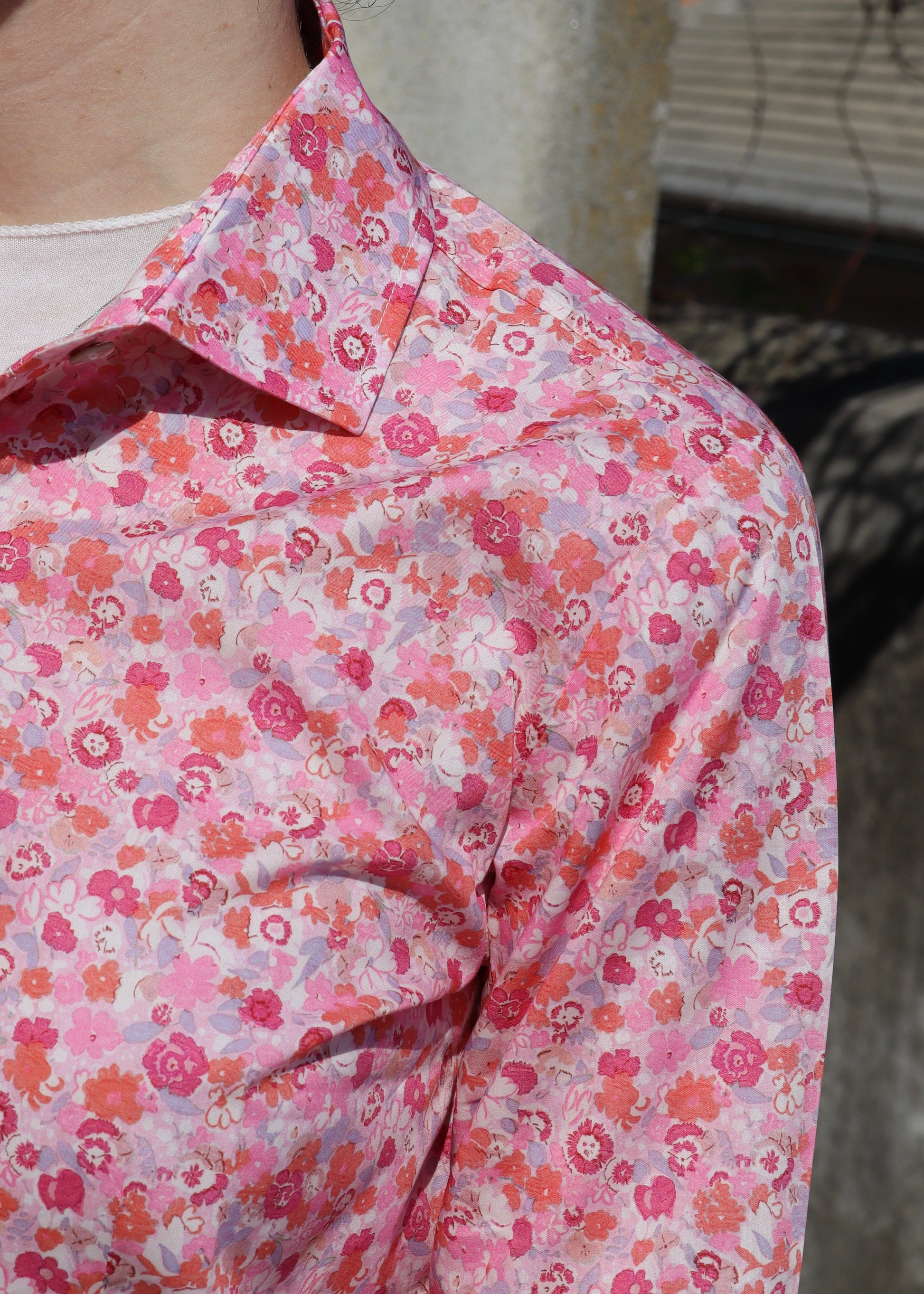 Camicia in cotone Liberty 100% artigianale con fantasia floreale delicata, taglio classico, made in Italy, versatile per look casual e formali, comfort e traspirabilità.