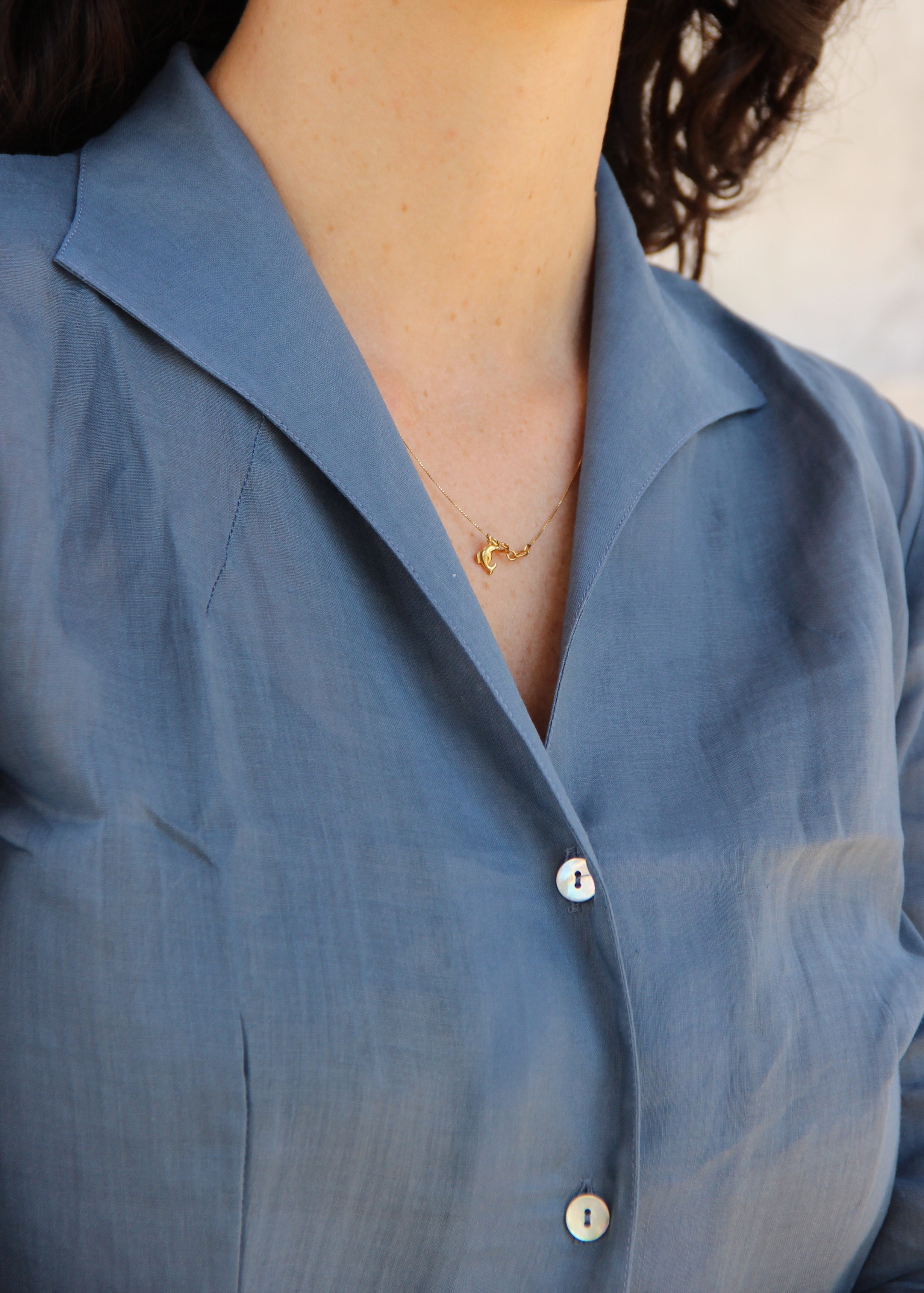 Camicia Daniela in lino indossata da una modella, dettaglio del colletto
