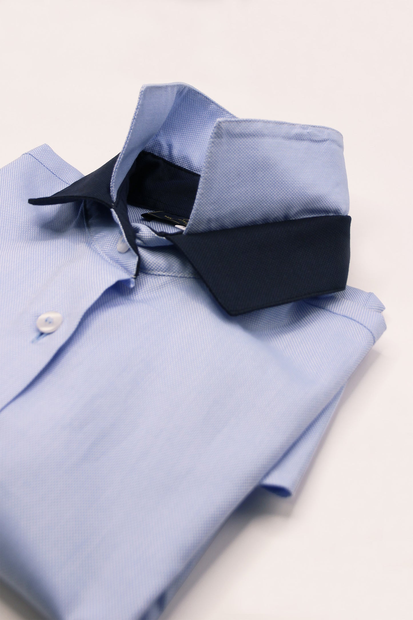 Camicia Strike Inside con colletto doppio, realizzata in tessuto Oxford di alta qualità nella nostra maglieria artigianale a Genova. Elegante e sofisticata, questa camicia offre una vestibilità impeccabile e una texture che combina comfort e durevolezza. Il doppio colletto aggiunge un tocco distintivo, conferendo al capo un carattere ricercato e un appeal contemporaneo. Perfetta per look eleganti e professionali, è un must-have per chi cerca qualità e stile