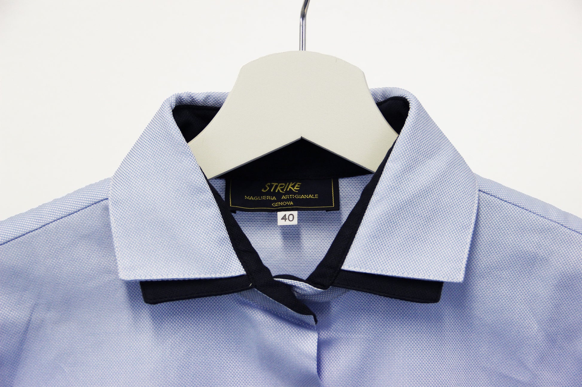 Camicia Strike Inside con colletto doppio, realizzata in tessuto Oxford di alta qualità nella nostra maglieria artigianale a Genova. Elegante e sofisticata, questa camicia offre una vestibilità impeccabile e una texture che combina comfort e durevolezza. Il doppio colletto aggiunge un tocco distintivo, conferendo al capo un carattere ricercato e un appeal contemporaneo. Perfetta per look eleganti e professionali, è un must-have per chi cerca qualità e stile