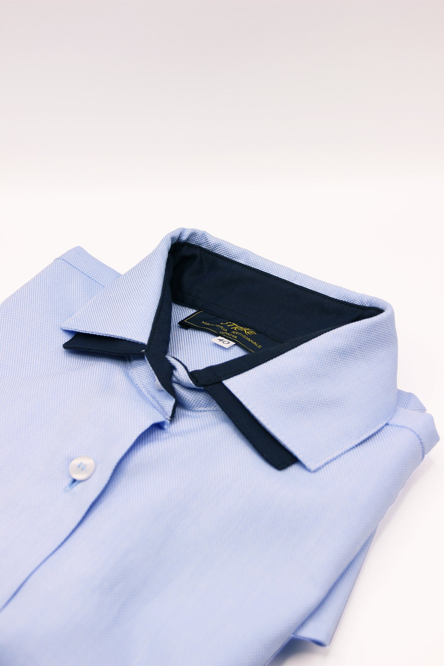 Camicia Strike Inside con colletto doppio, realizzata in tessuto Oxford di alta qualità nella nostra maglieria artigianale a Genova. Elegante e sofisticata, questa camicia offre una vestibilità impeccabile e una texture che combina comfort e durevolezza. Il doppio colletto aggiunge un tocco distintivo, conferendo al capo un carattere ricercato e un appeal contemporaneo. Perfetta per look eleganti e professionali, è un must-have per chi cerca qualità e stile