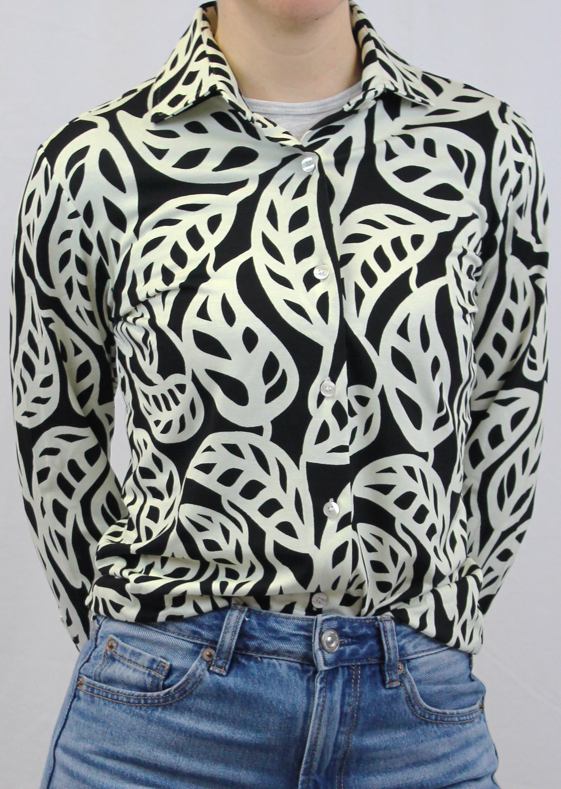 La camicia donna in viscosa elasticizzata offre una vestibilità comoda e segue armoniosamente le forme del corpo. Il taglio classico e il tessuto leggero la rendono perfetta per un look casual chic o per outfit più sofisticati. La sua fantasia floreale in bianco e nero dona un tocco di eleganza senza tempo, ideale per ogni occasione. Un capo di abbigliamento artigianale, firmato Strike Inside, realizzato a Genova, 100% Made in Italy, con materiali di alta qualità