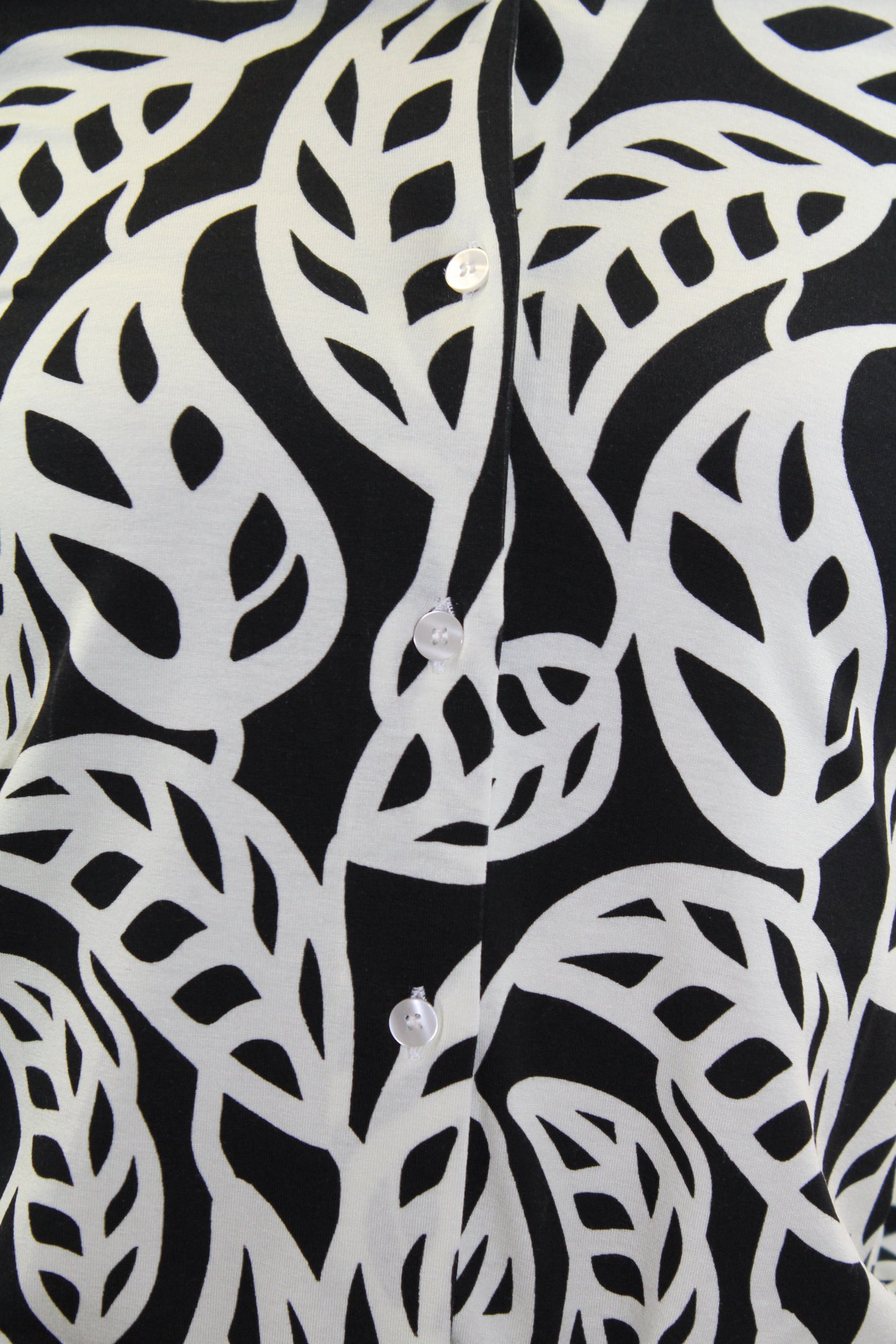 La camicia donna in viscosa elasticizzata offre una vestibilità comoda e segue armoniosamente le forme del corpo. Il taglio classico e il tessuto leggero la rendono perfetta per un look casual chic o per outfit più sofisticati. La sua fantasia floreale in bianco e nero dona un tocco di eleganza senza tempo, ideale per ogni occasione. Un capo di abbigliamento artigianale, firmato Strike Inside, realizzato a Genova, 100% Made in Italy, con materiali di alta qualità