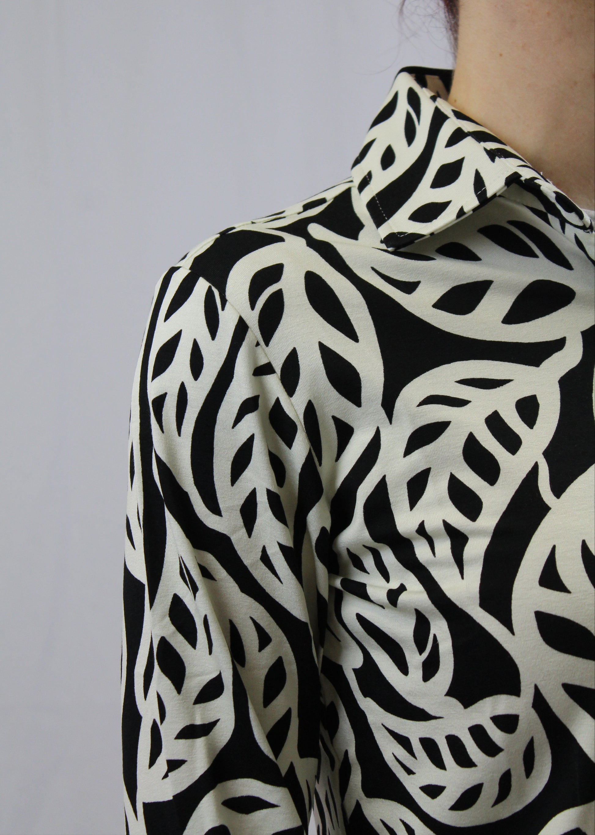 La camicia donna in viscosa elasticizzata offre una vestibilità comoda e segue armoniosamente le forme del corpo. Il taglio classico e il tessuto leggero la rendono perfetta per un look casual chic o per outfit più sofisticati. La sua fantasia floreale in bianco e nero dona un tocco di eleganza senza tempo, ideale per ogni occasione. Un capo di abbigliamento artigianale, firmato Strike Inside, realizzato a Genova, 100% Made in Italy, con materiali di alta qualità