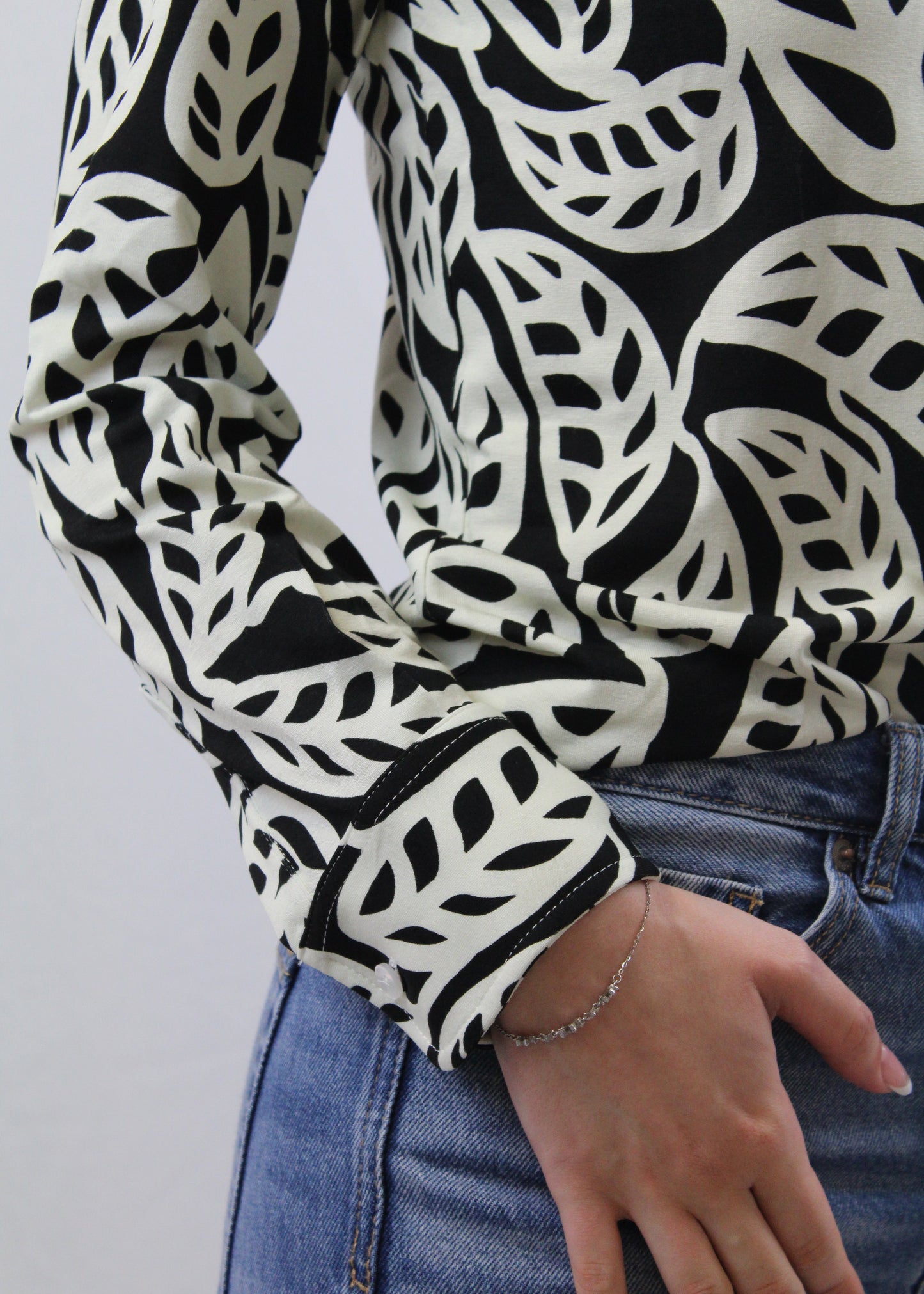 La camicia donna in viscosa elasticizzata offre una vestibilità comoda e segue armoniosamente le forme del corpo. Il taglio classico e il tessuto leggero la rendono perfetta per un look casual chic o per outfit più sofisticati. La sua fantasia floreale in bianco e nero dona un tocco di eleganza senza tempo, ideale per ogni occasione. Un capo di abbigliamento artigianale, firmato Strike Inside, realizzato a Genova, 100% Made in Italy, con materiali di alta qualità