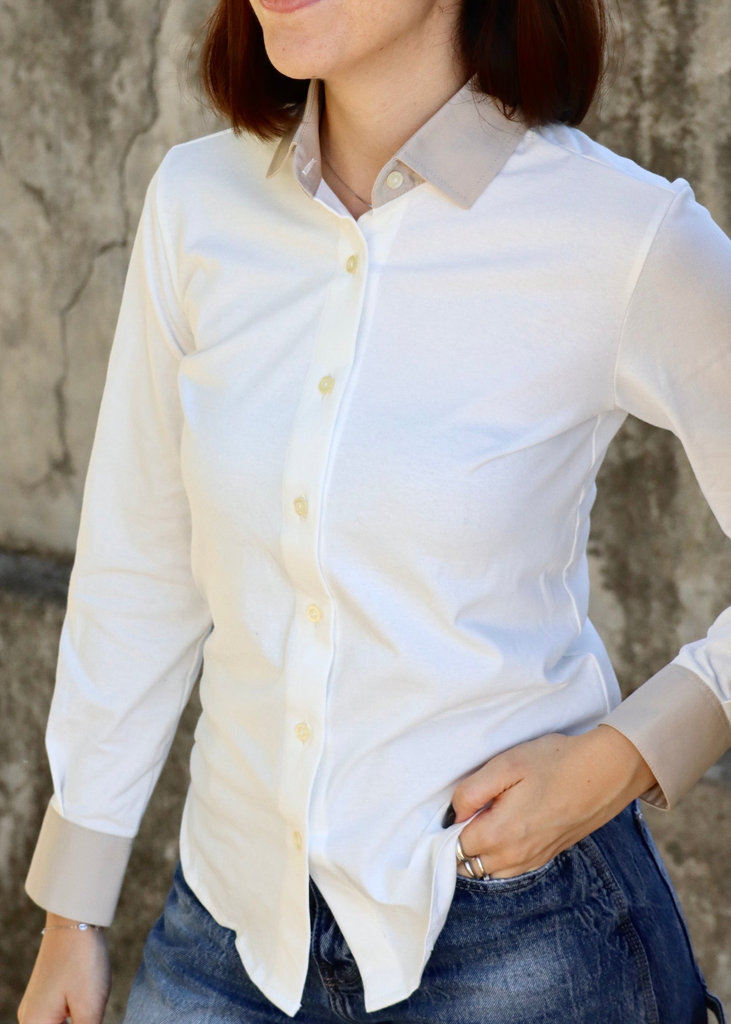 Camicia da donna in jersey di cotone elasticizzato (95% cotone, 5% elastan) di Strike Inside Abbigliamento, realizzata artigianalmente in Italia. Modello con colletto e polsini a contrasto in tessuto effetto camicia, dal taglio sfiancato e vestibilità morbida. Elegante e confortevole, segue la silhouette senza costringerla. Perfetta per un look curato e versatile, adatta a ogni occasione.