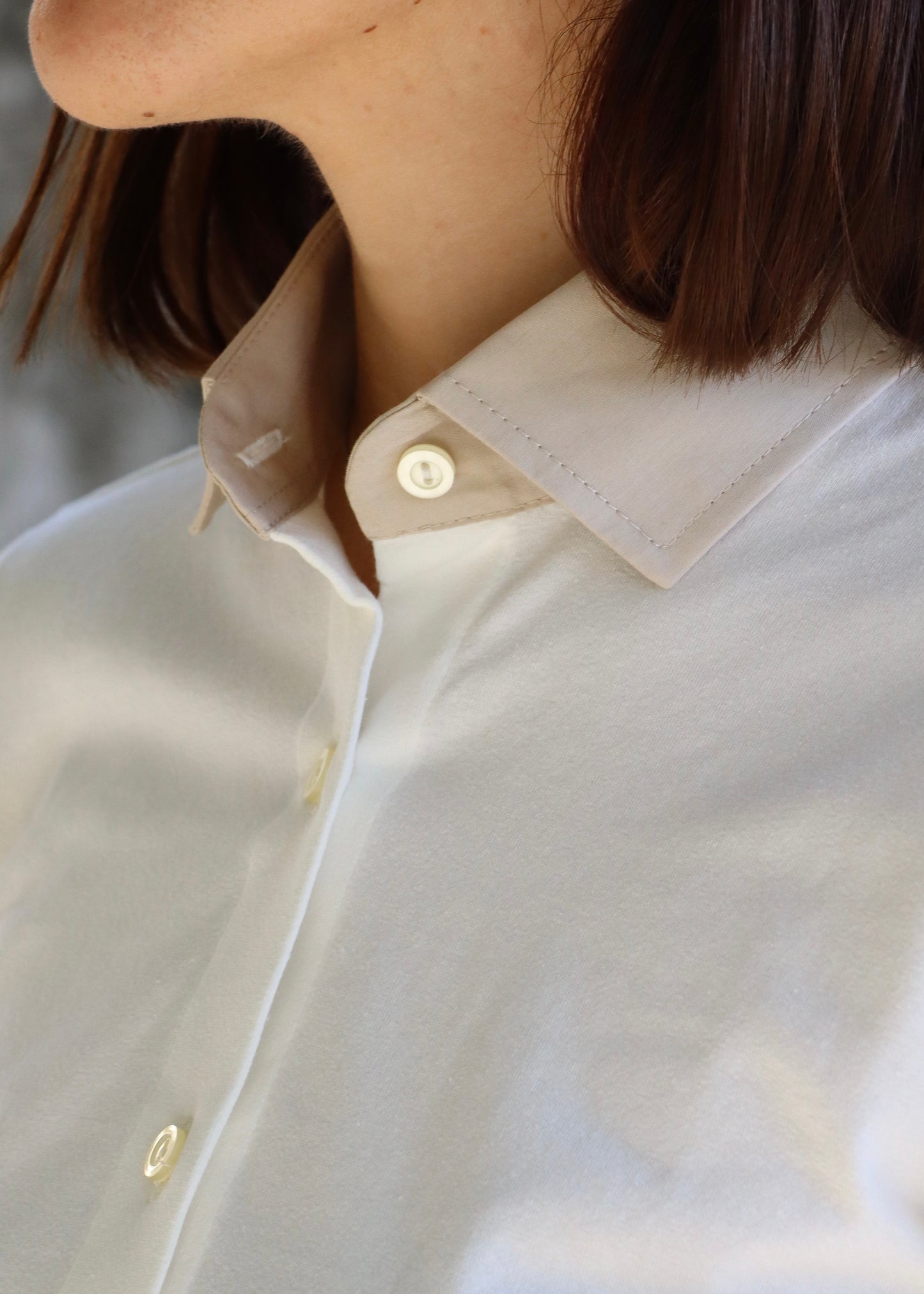 Camicia da donna in jersey di cotone elasticizzato (95% cotone, 5% elastan) di Strike Inside Abbigliamento, realizzata artigianalmente in Italia. Modello con colletto e polsini a contrasto in tessuto effetto camicia, dal taglio sfiancato e vestibilità morbida. Elegante e confortevole, segue la silhouette senza costringerla. Perfetta per un look curato e versatile, adatta a ogni occasione.