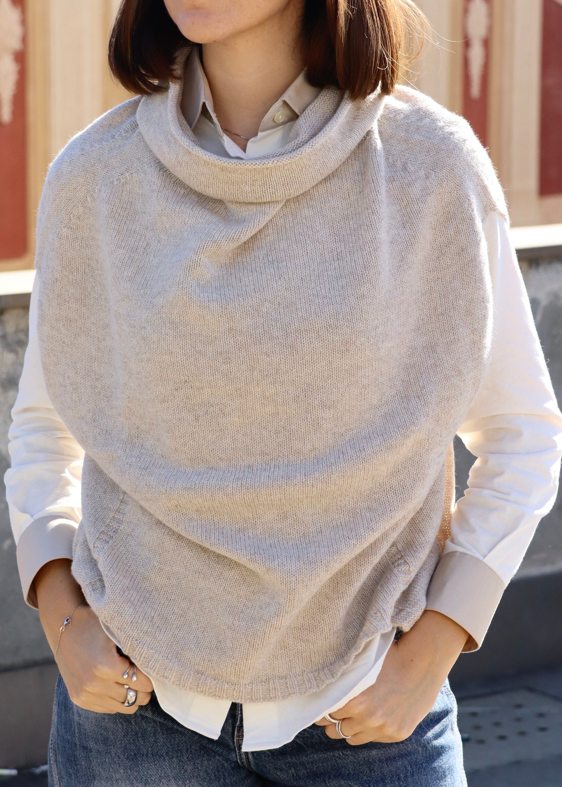 Camicia da donna in jersey di cotone elasticizzato (95% cotone, 5% elastan) di Strike Inside Abbigliamento, realizzata artigianalmente in Italia. Modello con colletto e polsini a contrasto in tessuto effetto camicia, dal taglio sfiancato e vestibilità morbida. Elegante e confortevole, segue la silhouette senza costringerla. Perfetta per un look curato e versatile, adatta a ogni occasione. Indossato con maglione senza maniche con collo alto.