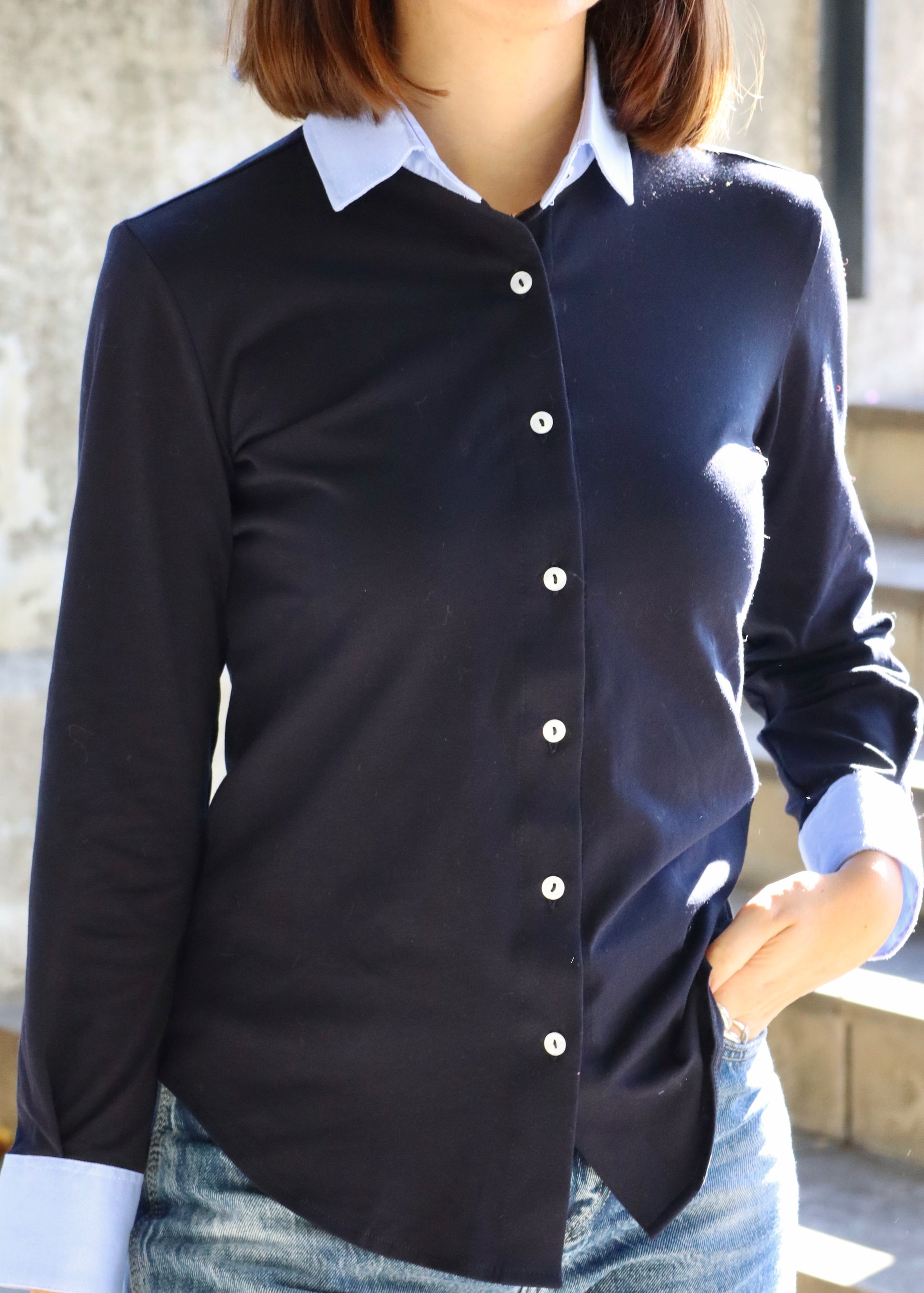 Camicia da donna in jersey di cotone elasticizzato (95% cotone, 5% elastan) di Strike Inside Abbigliamento, realizzata artigianalmente in Italia. Modello con colletto e polsini a contrasto in tessuto effetto camicia, dal taglio sfiancato e vestibilità morbida. Elegante e confortevole, segue la silhouette senza costringerla. Perfetta per un look curato e versatile, adatta a ogni occasione.