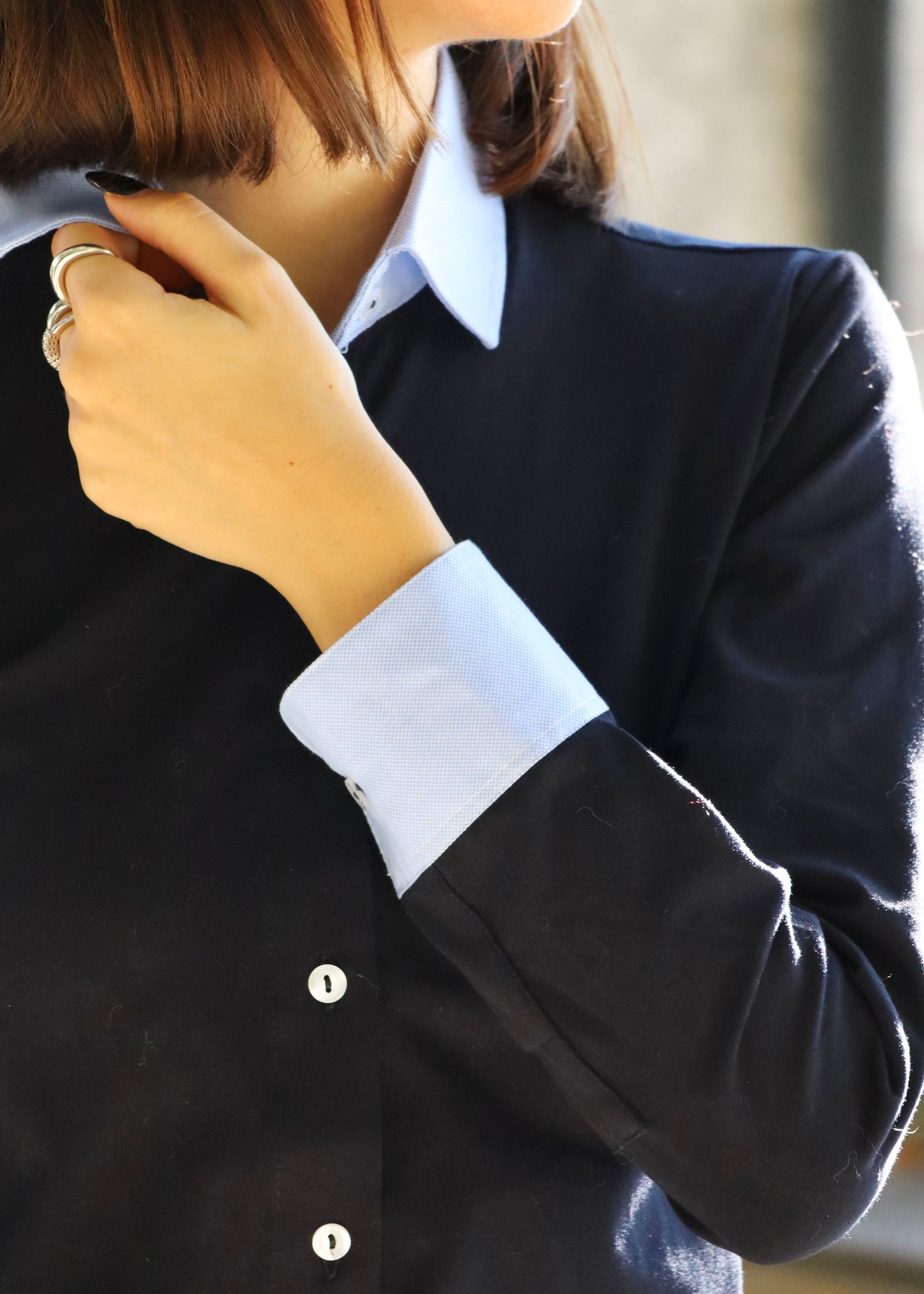 Camicia da donna in jersey di cotone elasticizzato (95% cotone, 5% elastan) di Strike Inside Abbigliamento, realizzata artigianalmente in Italia. Modello con colletto e polsini a contrasto in tessuto effetto camicia, dal taglio sfiancato e vestibilità morbida. Elegante e confortevole, segue la silhouette senza costringerla. Perfetta per un look curato e versatile, adatta a ogni occasione.