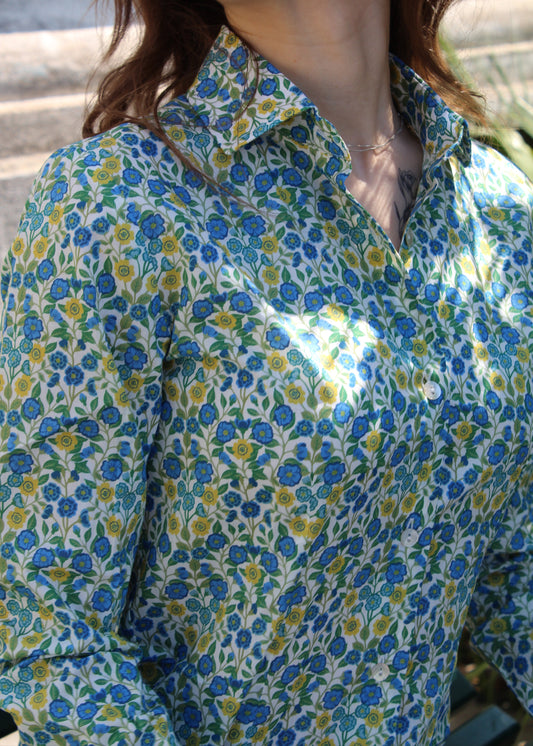 La camicia in cotone Liberty è un capo essenziale, realizzato artigianalmente in Italia in 100% cotone di alta qualità. La fantasia millefiori nei toni dell'azzurro e del grigio aggiunge un tocco elegante e raffinato. Con il suo taglio classico, è perfetta per outfit casual o formali, garantendo comfort, traspirabilità e una vestibilità impeccabile. Made in Italy, unisce eleganza e tradizione.