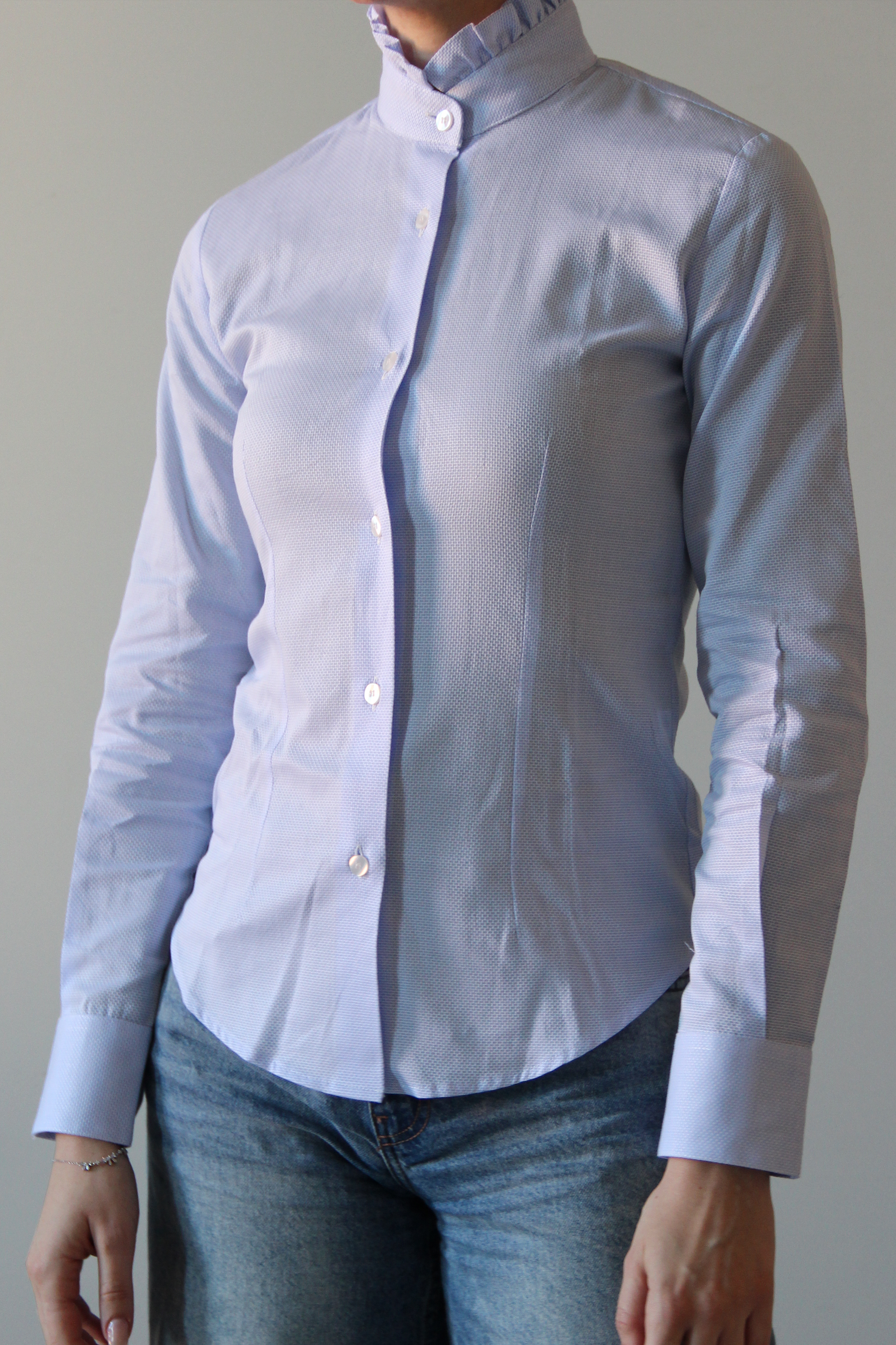 Camicia Strike Inside con colletto a rouche, realizzata in tessuto Oxford di alta qualità. nella nostra maglieria artigianale a Genova. Elegante e sofisticata, questa camicia aggiunge un tocco di femminilità al tuo guardaroba, con una vestibilità comoda e delicata sulla pelle. Il collo con rouche dona al capo un'aria romantica e distintiva, rendendolo perfetto per look eleganti e ricercati.