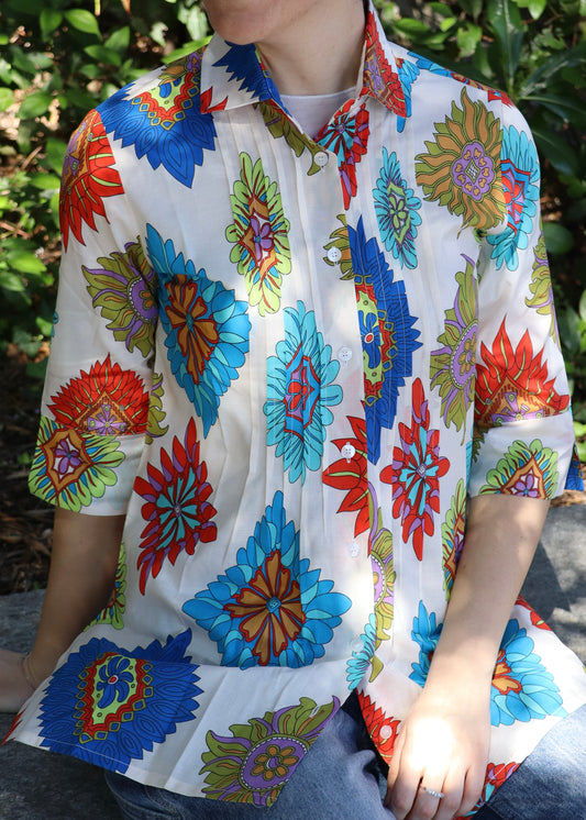 Camicia donna plissé in cotone con fantasia a rombi floreali, maniche a 3/4, elegante e artigianale, vestibilità femminile, realizzata a Genova da Strike Inside, Made in Italy.