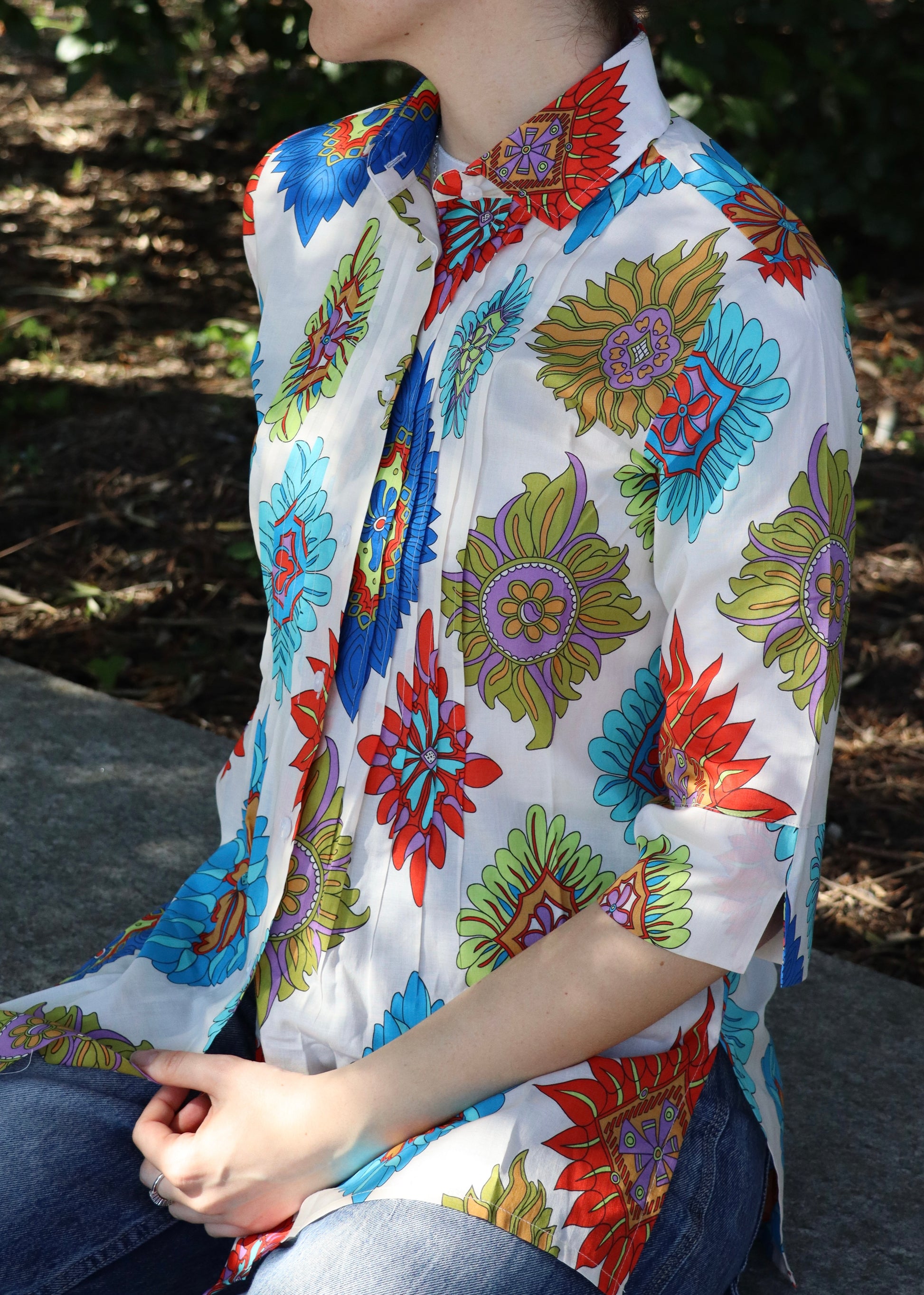Camicia donna plissé in cotone con fantasia a rombi floreali, maniche a 3/4, elegante e artigianale, vestibilità femminile, realizzata a Genova da Strike Inside, Made in Italy.