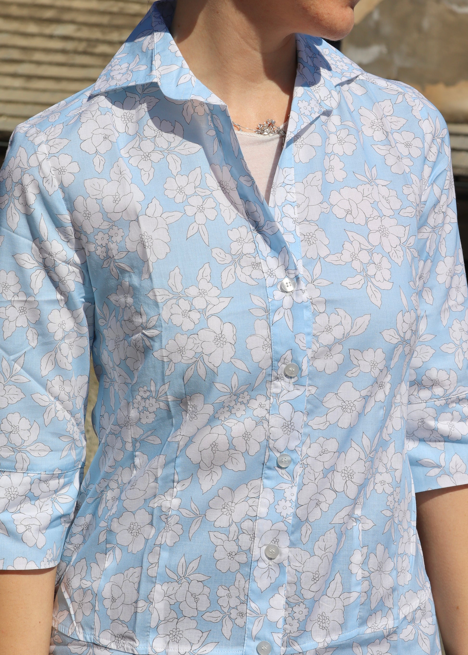 Camicione in cotone con fantasia floreale azzurro e bianco, taglio morbido e vestibilità comoda, made in Italy, elegante e leggero per look casual e raffinati.