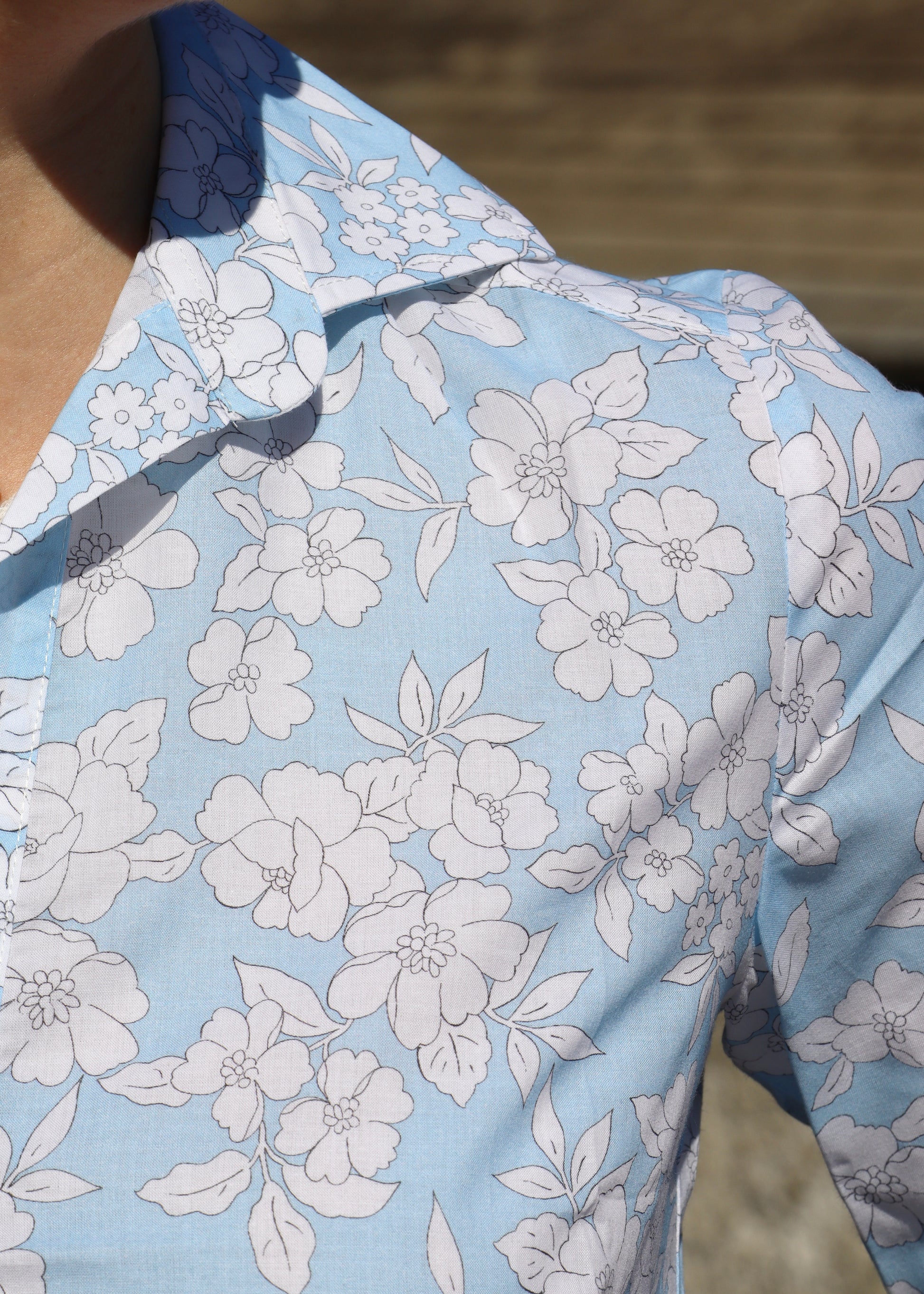 Camicione in cotone con fantasia floreale azzurro e bianco, taglio morbido e vestibilità comoda, made in Italy, elegante e leggero per look casual e raffinati.