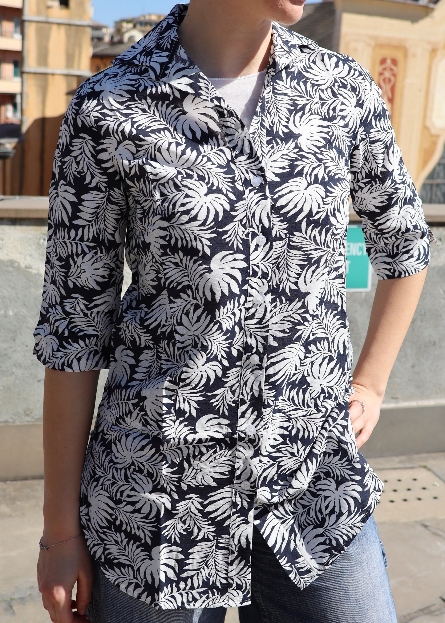 Camicione in cotone con fantasia a foglie nero e bianco, taglio ampio e leggero, vestibilità comoda e versatile, made in Italy, ideale per look casual ed eleganti.