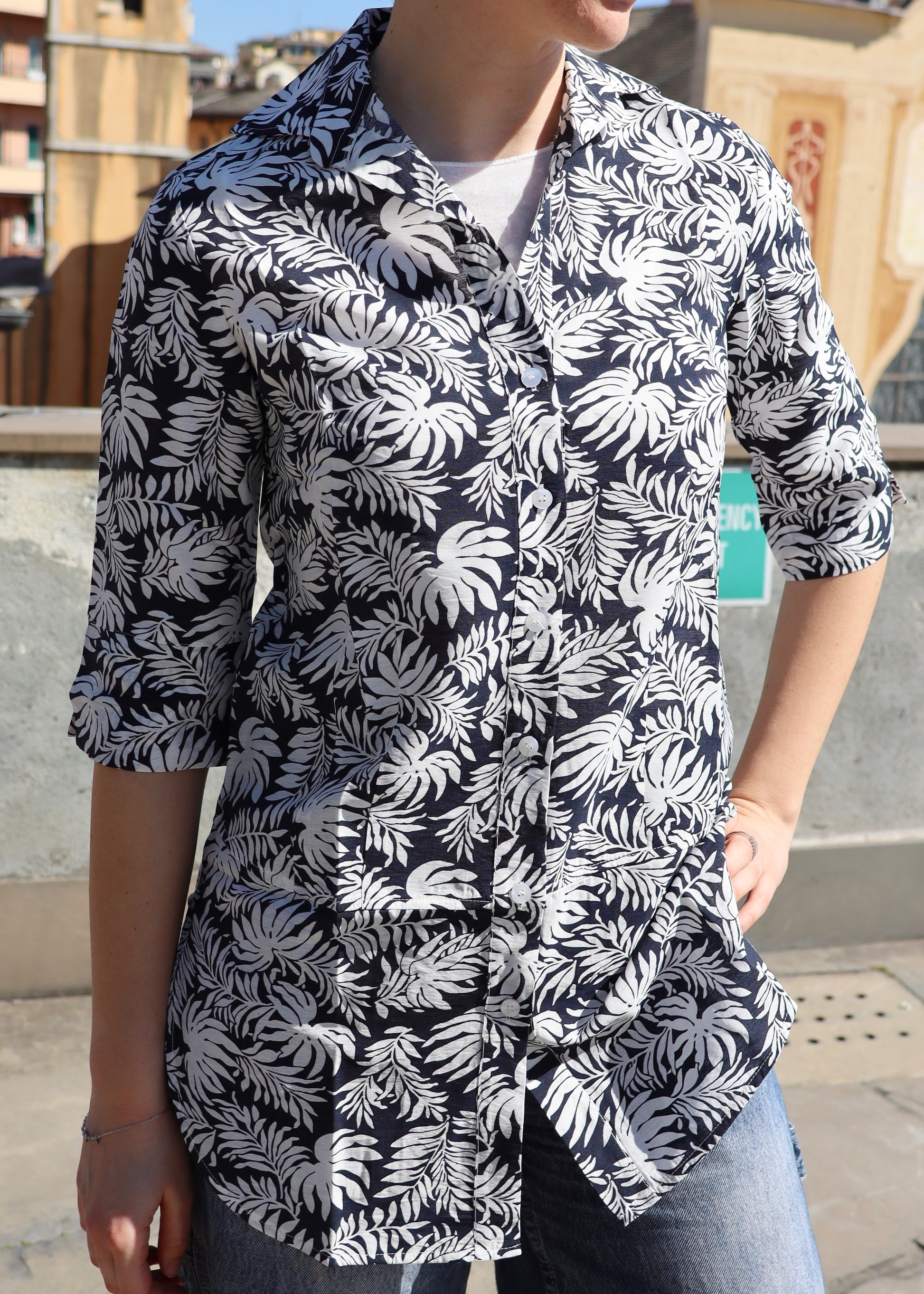 Camicione in cotone con fantasia a foglie nero e bianco, taglio ampio e leggero, vestibilità comoda e versatile, made in Italy, ideale per look casual ed eleganti.
