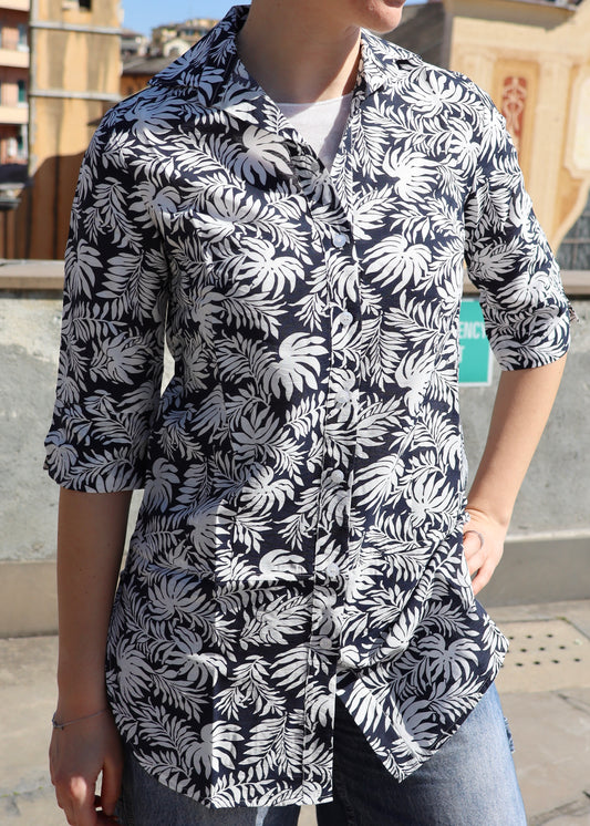 Camicione in cotone con fantasia a foglie nero e bianco, taglio ampio e leggero, vestibilità comoda e versatile, made in Italy, ideale per look casual ed eleganti.