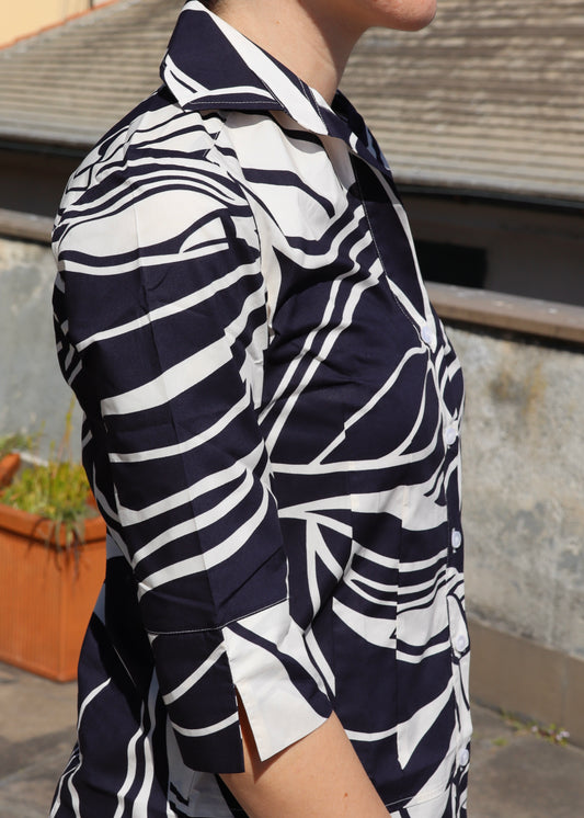 Camicione in cotone con fantasia astratta nero e bianco, taglio ampio e vestibilità confortevole, maniche lunghe, made in Italy, elegante e versatile per look casual e contemporanei.