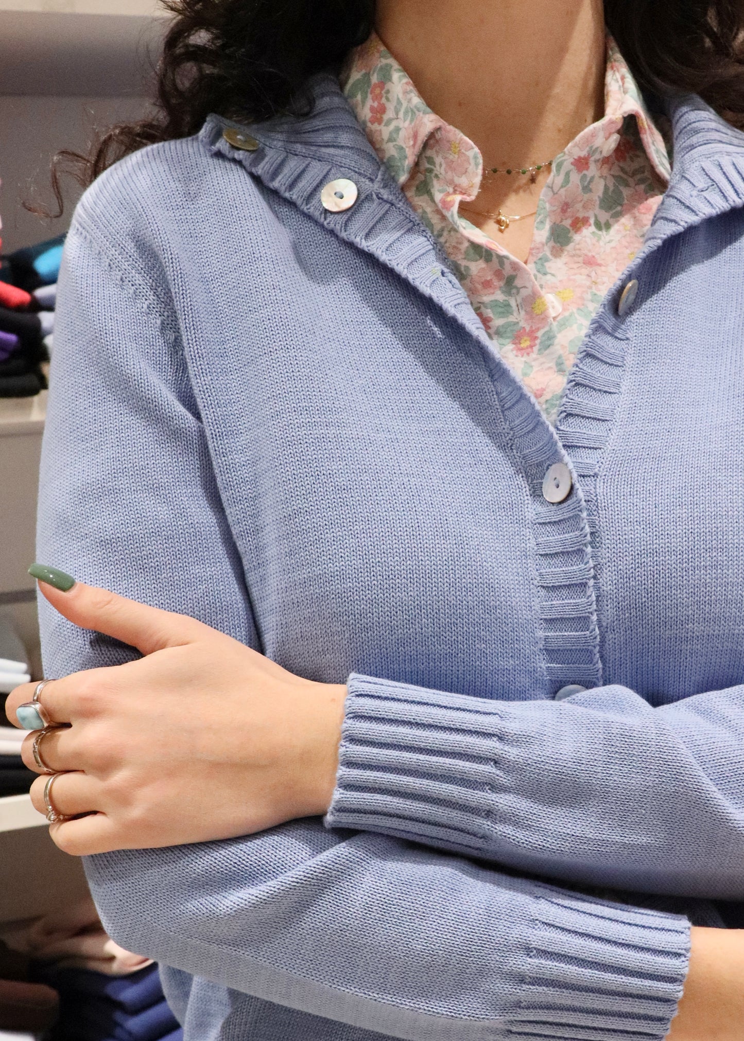 Cardigan donna in 100% lana merino con colletto a bottoni, chiusura frontale e finiture a coste, strike inside genova.