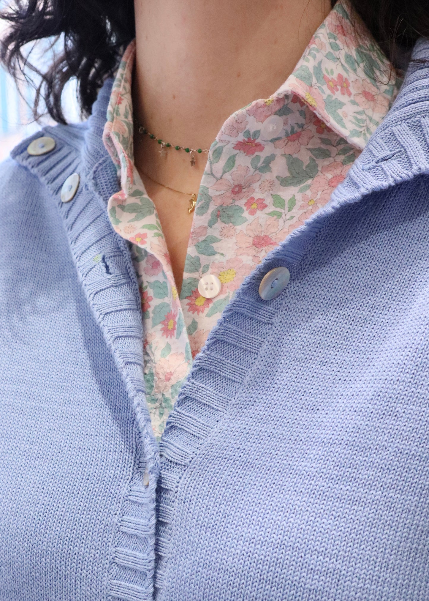 Cardigan donna in 100% lana merino con colletto a bottoni, chiusura frontale e finiture a coste, strike inside genova.