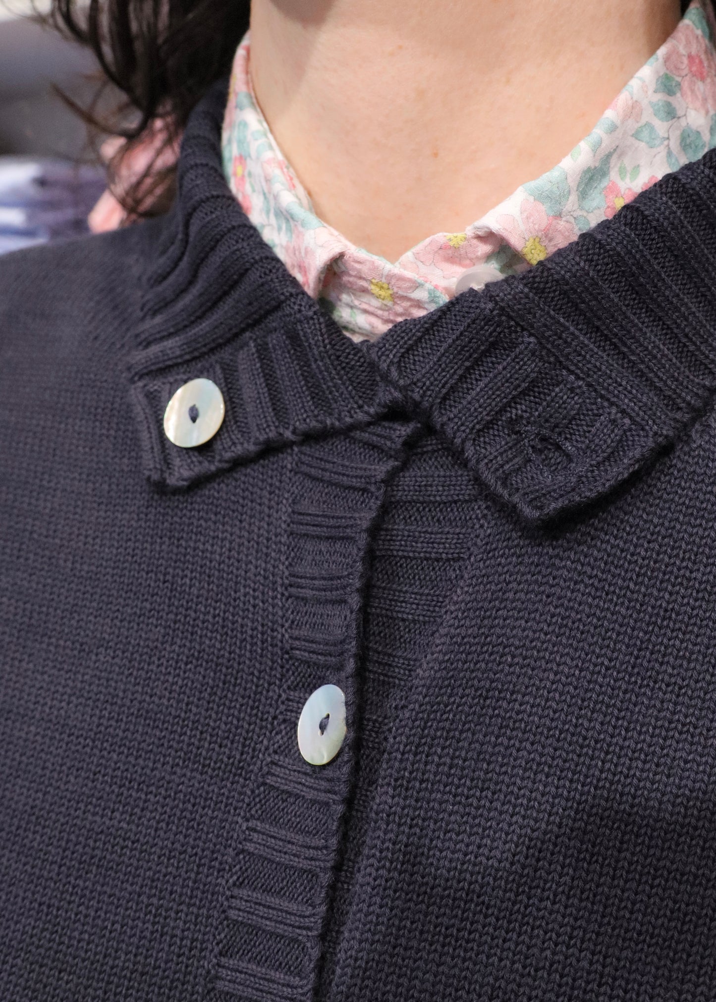 Cardigan donna in 100% lana merino con colletto a bottoni, chiusura frontale e finiture a coste, strike inside genova.