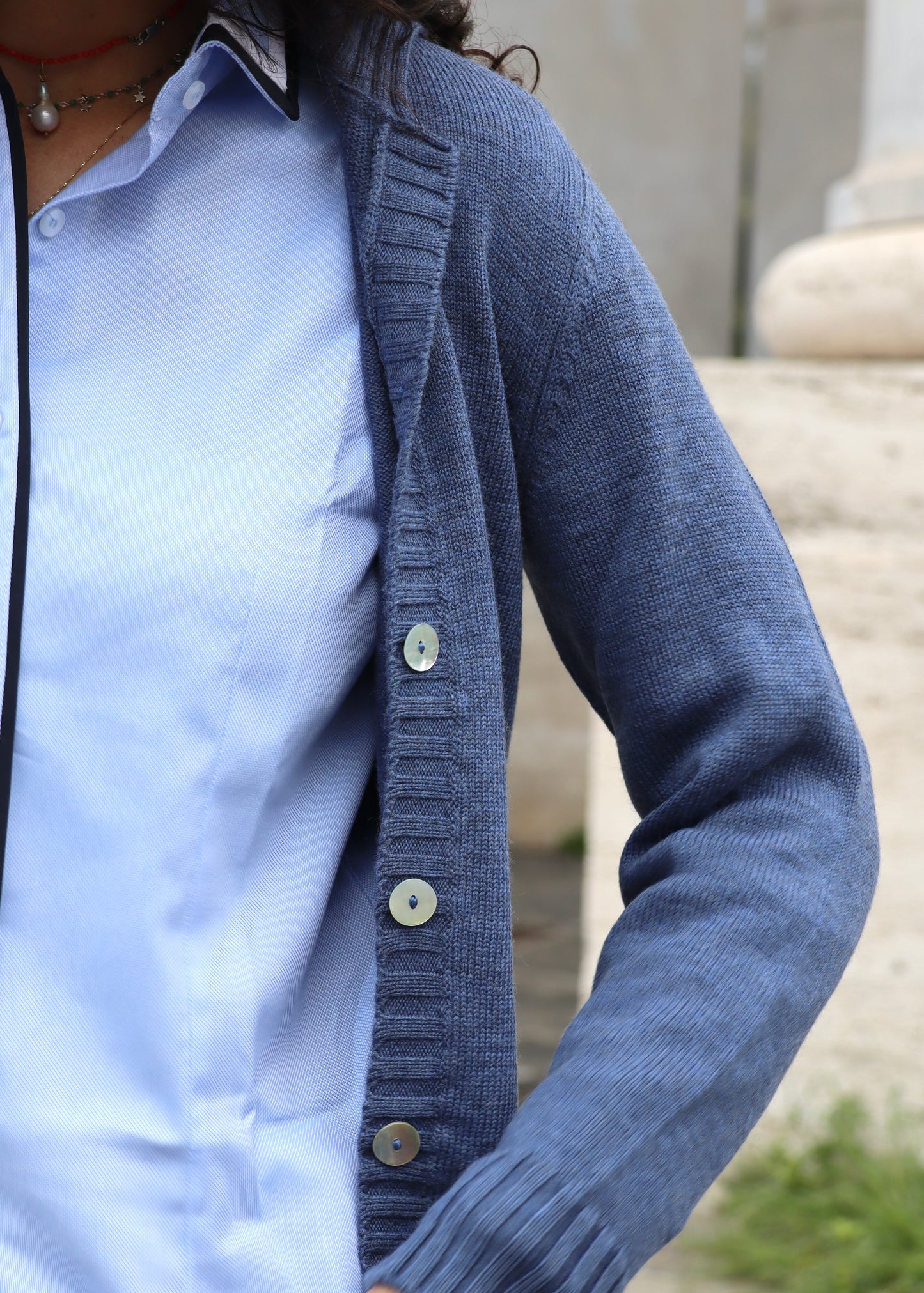 Cardigan Strike Inside con colletto a coste, realizzato in 100% lana merino di alta qualità nella nostra maglieria artigianale di Genova. Questo cardigan combina stile senza tempo e praticità, offrendo una morbidezza eccezionale e un comfort termico superiore, ideale per ogni stagione. Perfetto per chi cerca un capo elegante e versatile, è l'ideale per look casual-chic