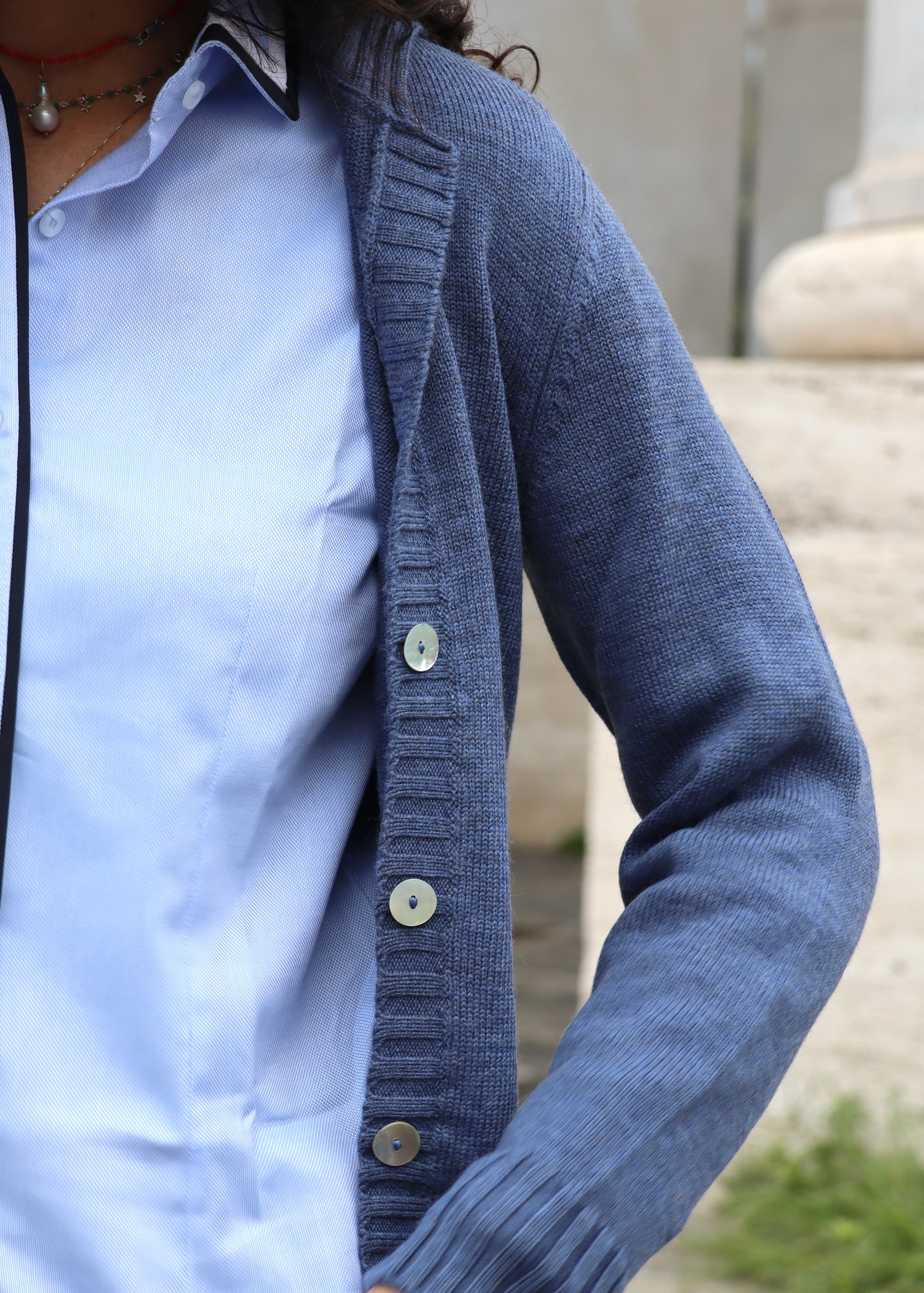 Cardigan Strike Inside con colletto a coste, realizzato in 100% lana merino di alta qualità nella nostra maglieria artigianale di Genova. Questo cardigan combina stile senza tempo e praticità, offrendo una morbidezza eccezionale e un comfort termico superiore, ideale per ogni stagione. Perfetto per chi cerca un capo elegante e versatile, è l'ideale per look casual-chic