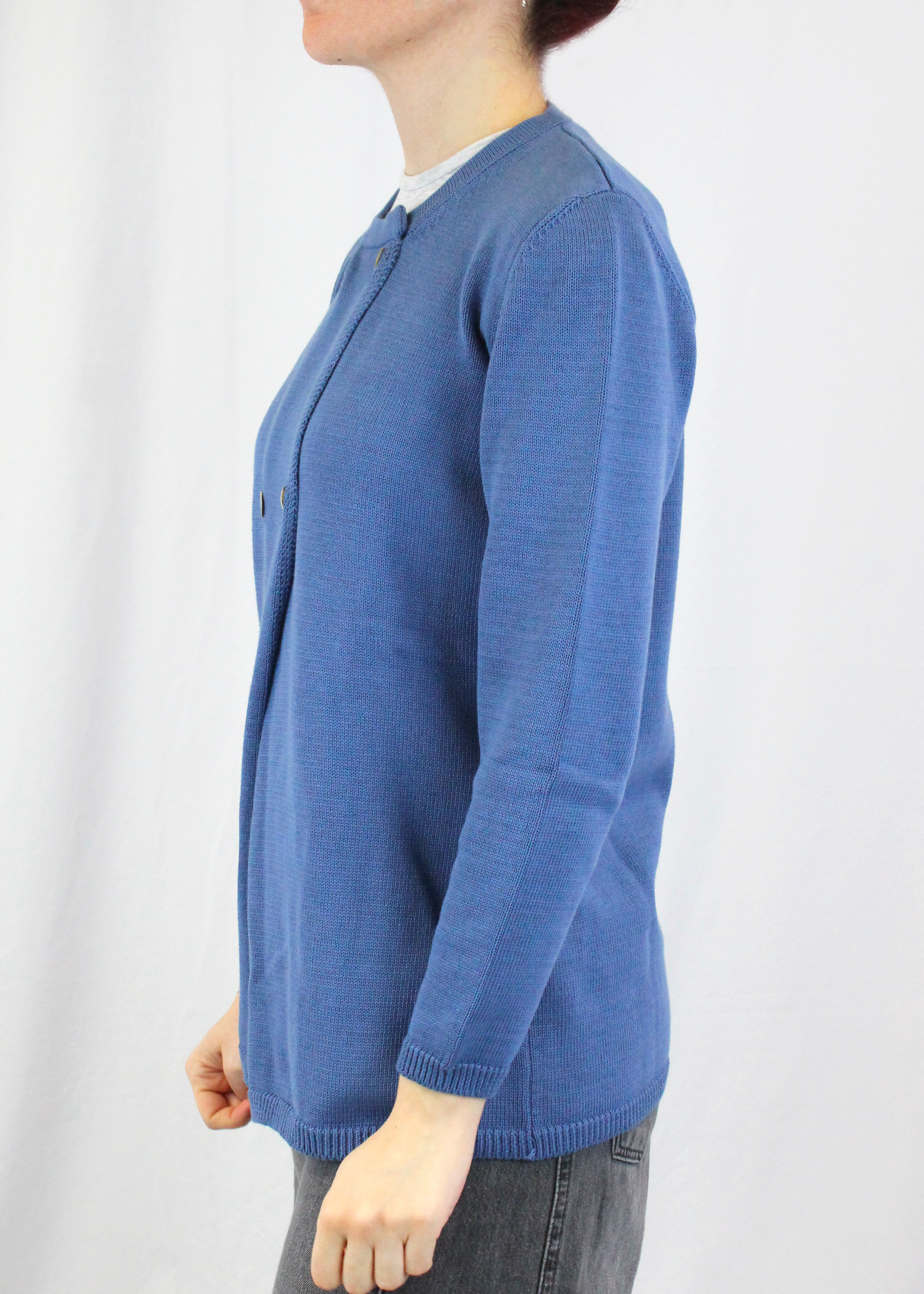 Cardigan artigianale doppiopetto in 100% cotone, con design elegante e quattro bottoni frontali. Morbido, traspirante e versatile, ideale per ogni stagione. Realizzato con cura dalla maglieria artigianale di Genova di Strike Inside. Made in Italy.