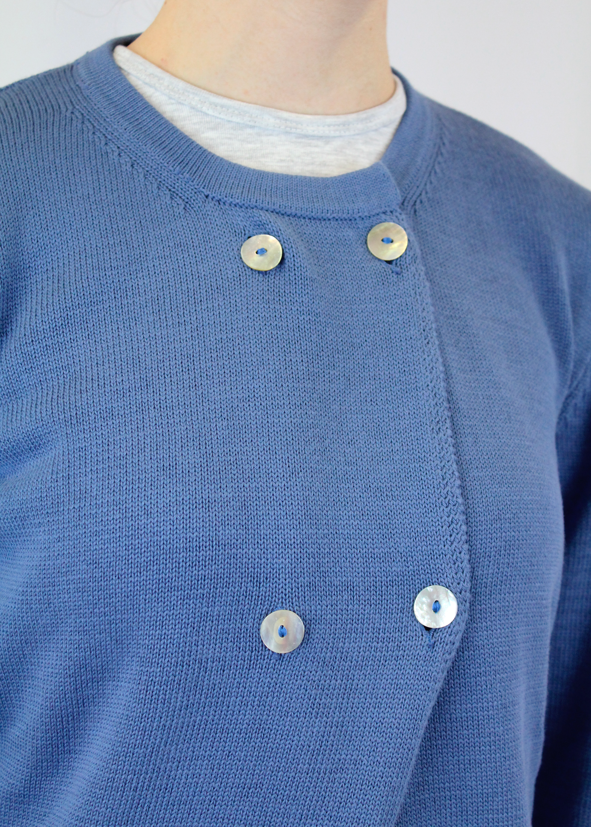 Cardigan artigianale doppiopetto in 100% cotone, con design elegante e quattro bottoni frontali. Morbido, traspirante e versatile, ideale per ogni stagione. Realizzato con cura dalla maglieria artigianale di Genova di Strike Inside. Made in Italy.