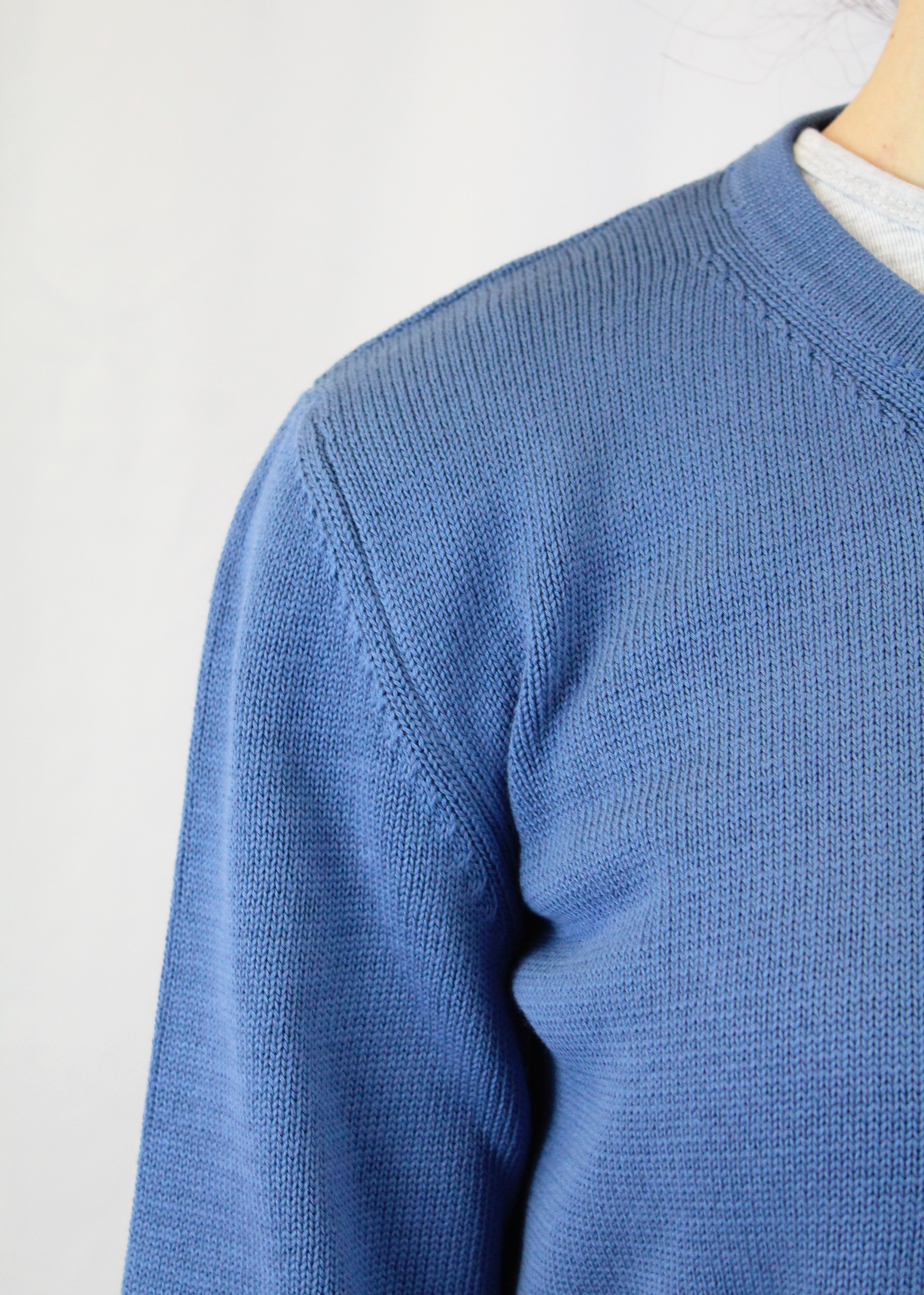 Cardigan artigianale doppiopetto in 100% cotone, con design elegante e quattro bottoni frontali. Morbido, traspirante e versatile, ideale per ogni stagione. Realizzato con cura dalla maglieria artigianale di Genova di Strike Inside. Made in Italy.