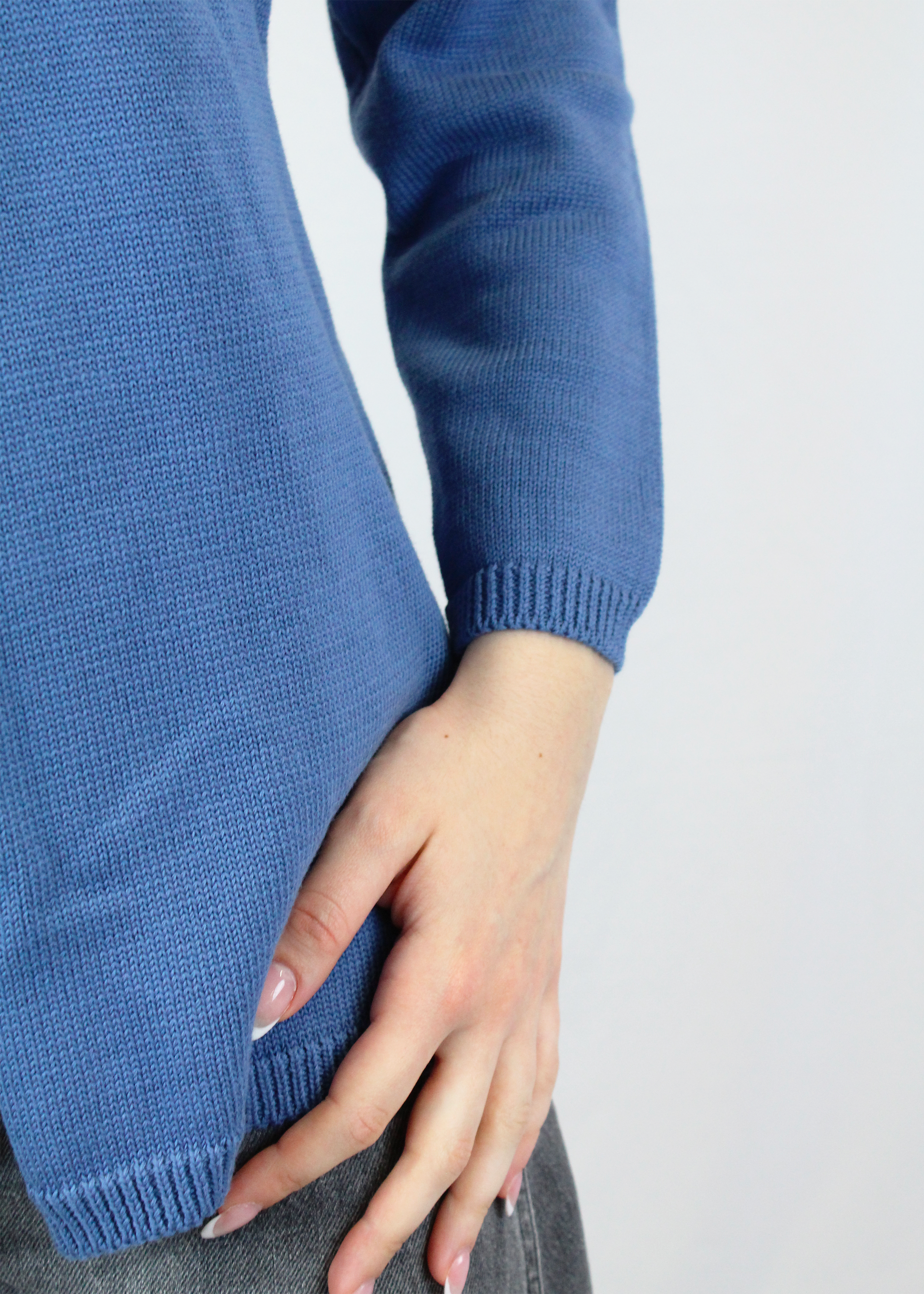 Cardigan artigianale doppiopetto in 100% cotone, con design elegante e quattro bottoni frontali. Morbido, traspirante e versatile, ideale per ogni stagione. Realizzato con cura dalla maglieria artigianale di Genova di Strike Inside. Made in Italy.