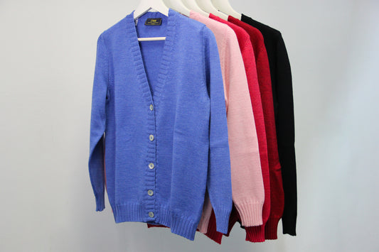 Cardigan Strike Inside con scollo a V e dettagli a coste, realizzato in 100% lana merino di altissima qualità nella nostra maglieria artigianale a Genova. Questo cardigan unisce semplicità ed eleganza, offrendo morbidezza, calore e una vestibilità impeccabile. Perfetto per un look casual-chic o elegante, è la scelta ideale per chi cerca uno stile raffinato e un comfort senza pari