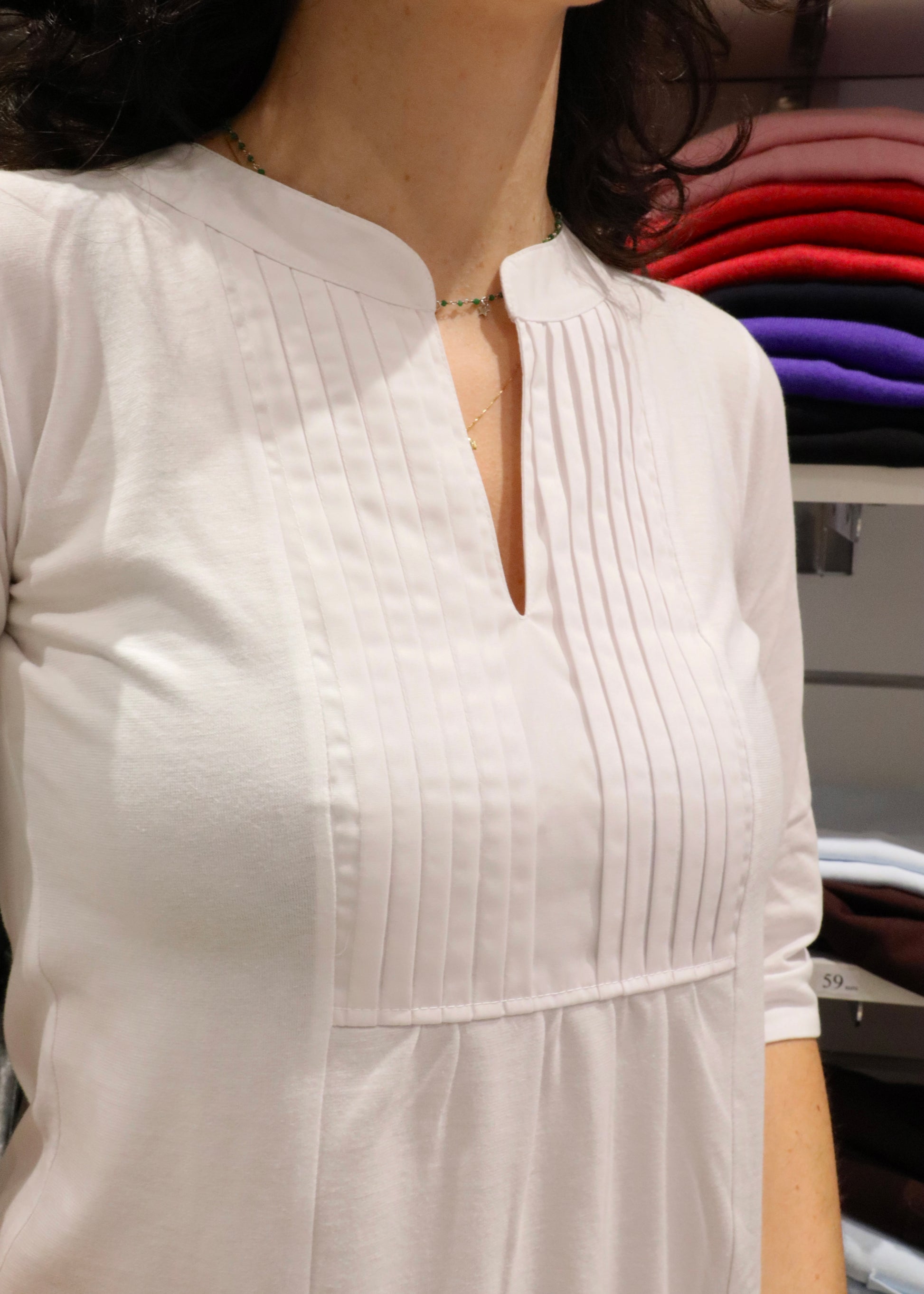 Casacca da donna in 100% cotone realizzata dalla maglieria artigianale Strike Inside a Genova, con scollo a V, maniche a 3/4 e fronte plissettato, vestibilità morbida e confortevole